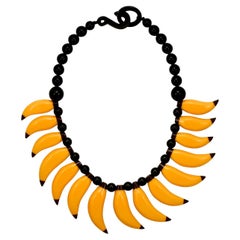 Marion Godart Halskette aus gelben und schwarzen glänzenden Kunststoff Bananen und schwarzen Perlen