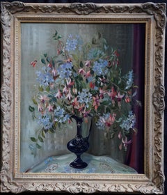 Fuchsias dans un vase bleu - Nature morte britannique des années 50 - peinture à l'huile