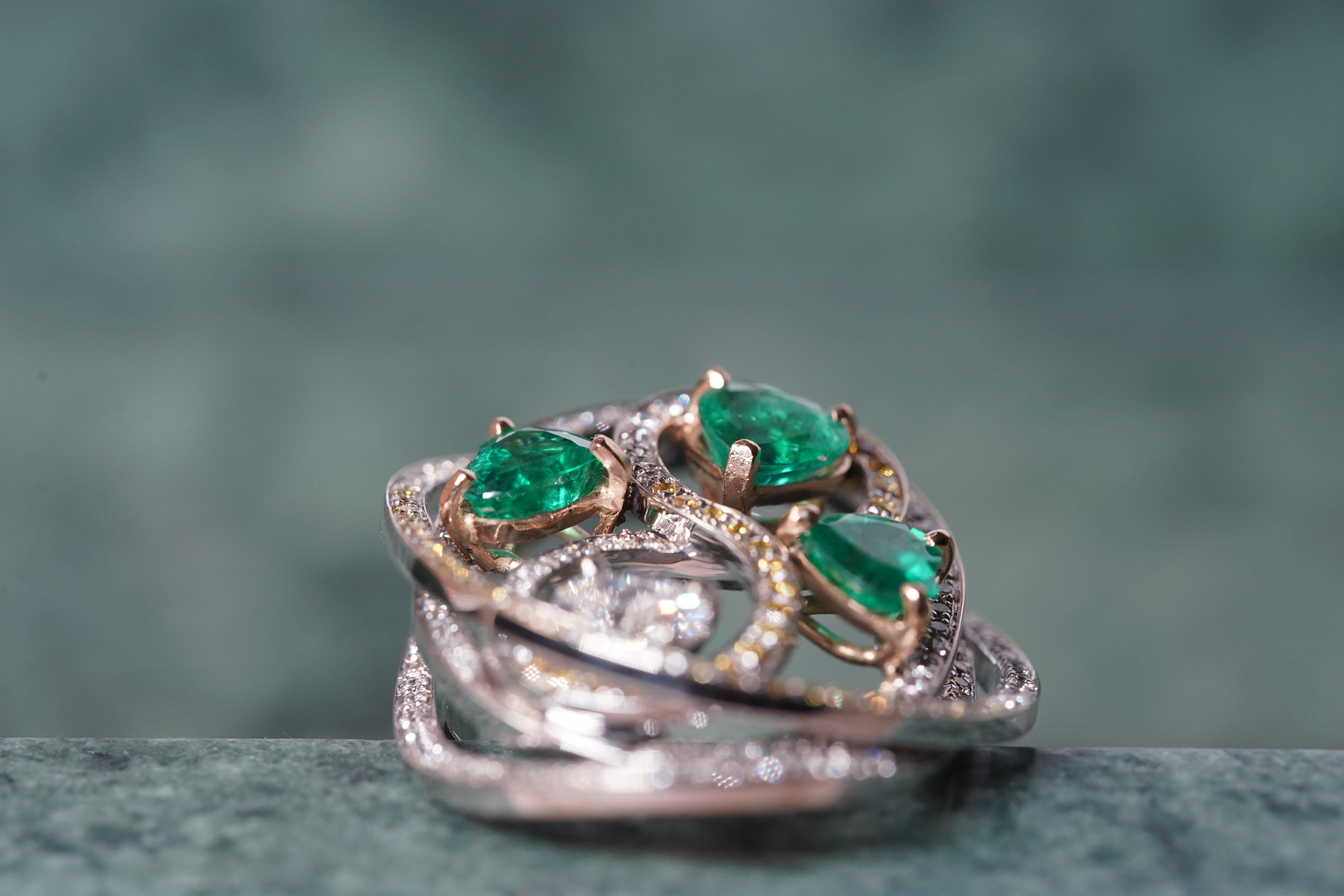 Tourbillon Ring in 18K White Gold Set With Emeralds and Diamonds In New Condition For Sale In Paris, FR