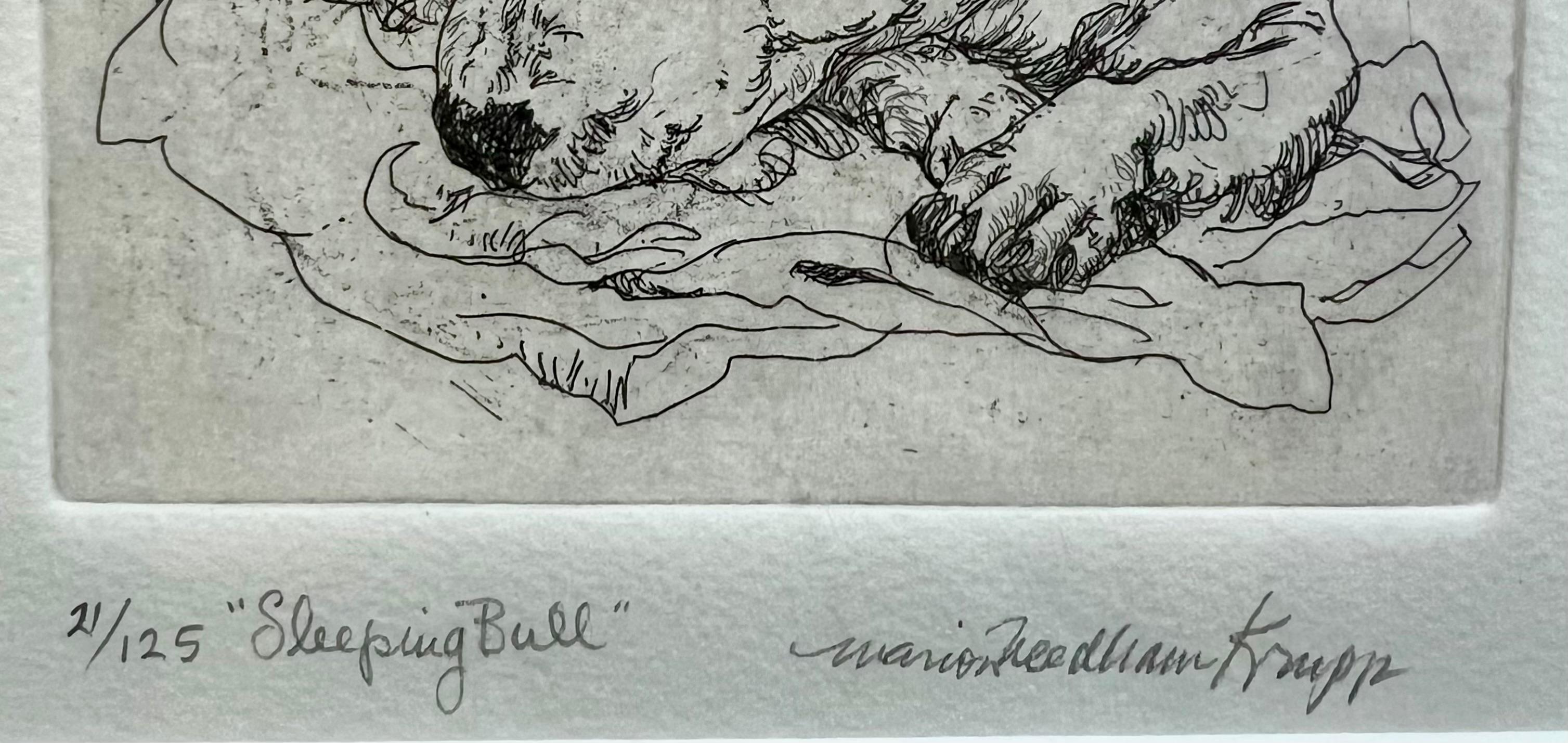 Handgezogene Radierung eines schlafenden Bullterriers hat Charme und verleiht Prestige (Grau), Animal Painting, von Marion Krupp