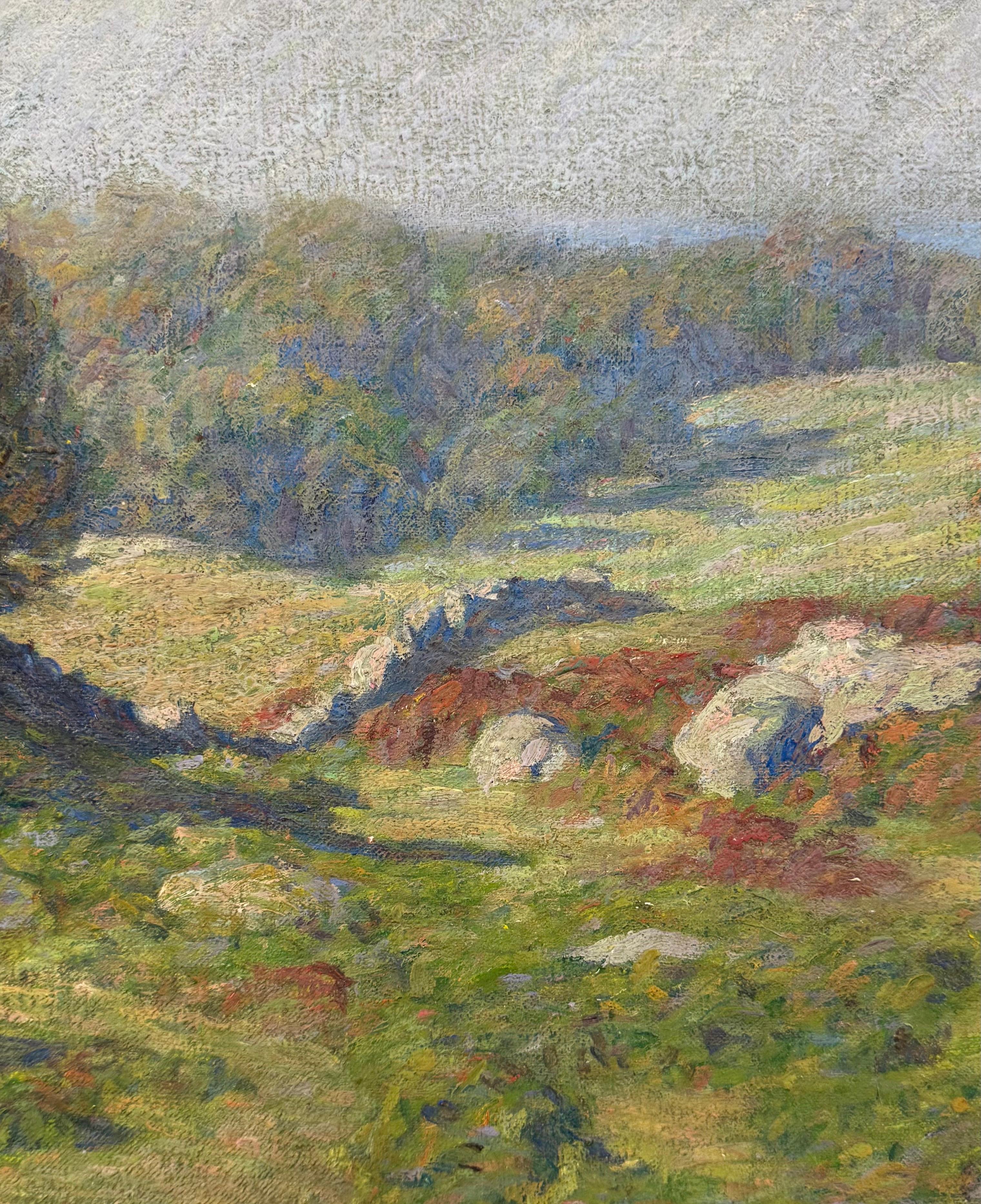 Warme Luft scheint durch diese Szene zu strömen, während der Blick entlang einer sanften Senke wandert, die mit Granitblöcken, niedrigen Steinmauern und buschigen Herbstfarben übersät ist. Ein Wiesenband zieht uns in die Ferne, während Ahorn- und