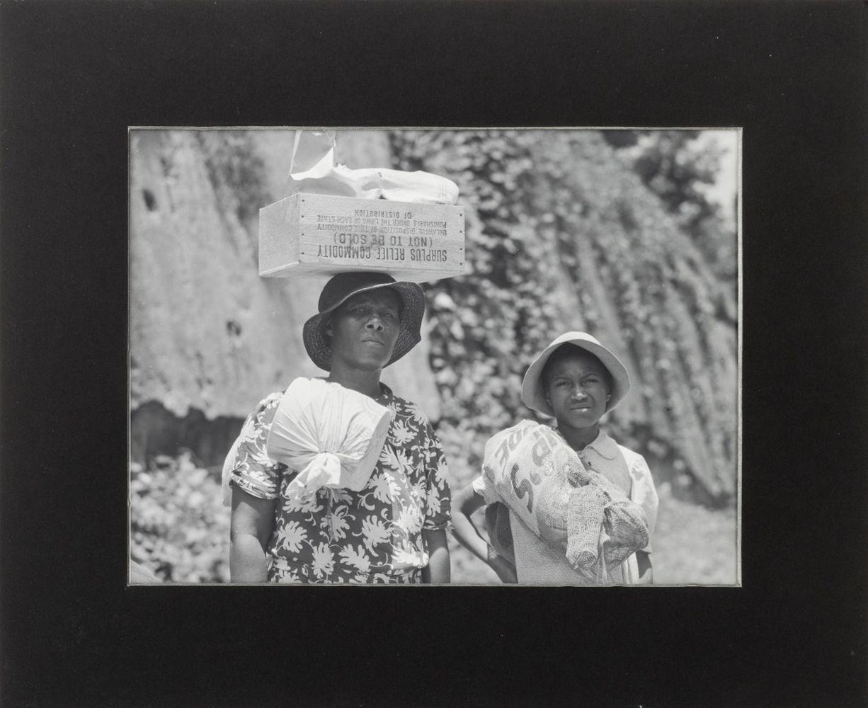 Marion Post Wolcott Black and White Photograph – "2 Negerinnen tragen Pakete - eine hat überschüssige Hilfsgüter auf dem Kopf"