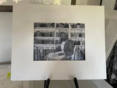 Jorena Pettway clasificando guisantes dentro de su ahumadero. Gee's Bend Alabama