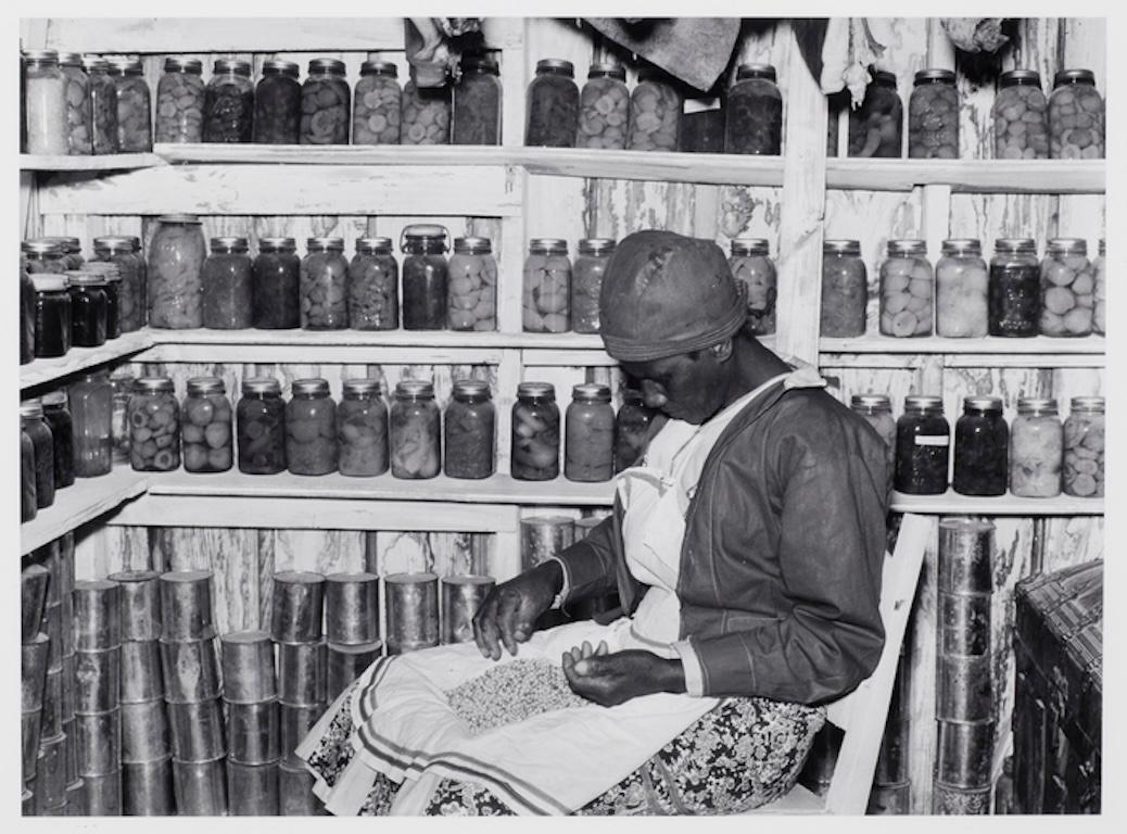 Black and White Photograph di Marion Post Wolcott - Jorena Pettway smista i piselli all'interno del suo affumicatoio. Gee's Bend Alabama