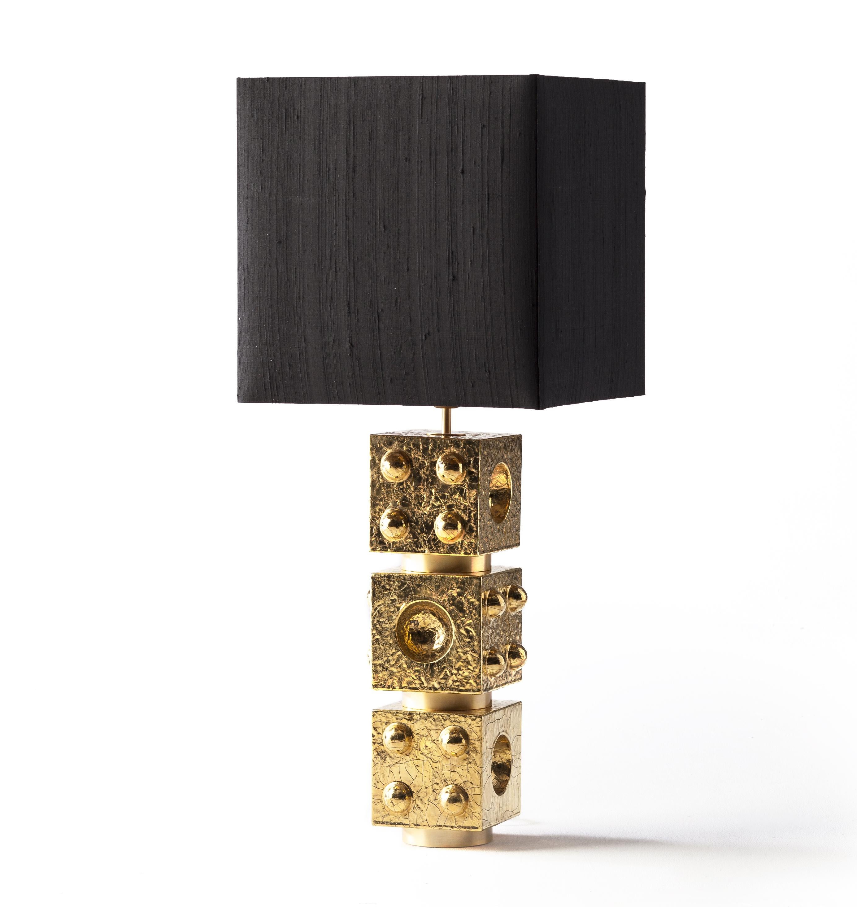Lampada da tavolo Adams di Fabioni in smalto oro 24 carati con paralume a cubo in tessuto nero in vendita 2