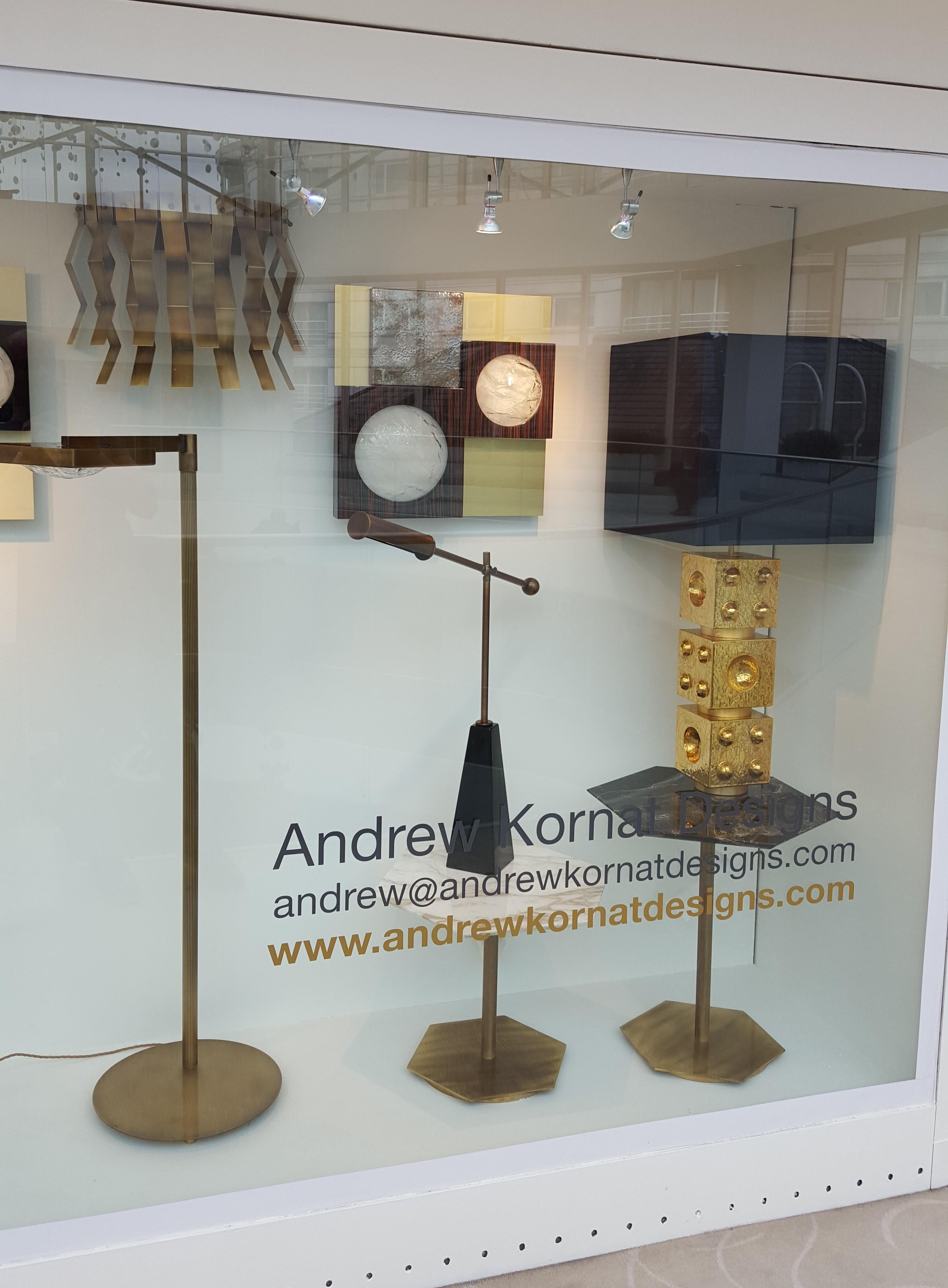 Mid-Century moderno Lampada da tavolo Adams di Fabioni in smalto oro 24 carati con paralume a cubo in tessuto nero in vendita