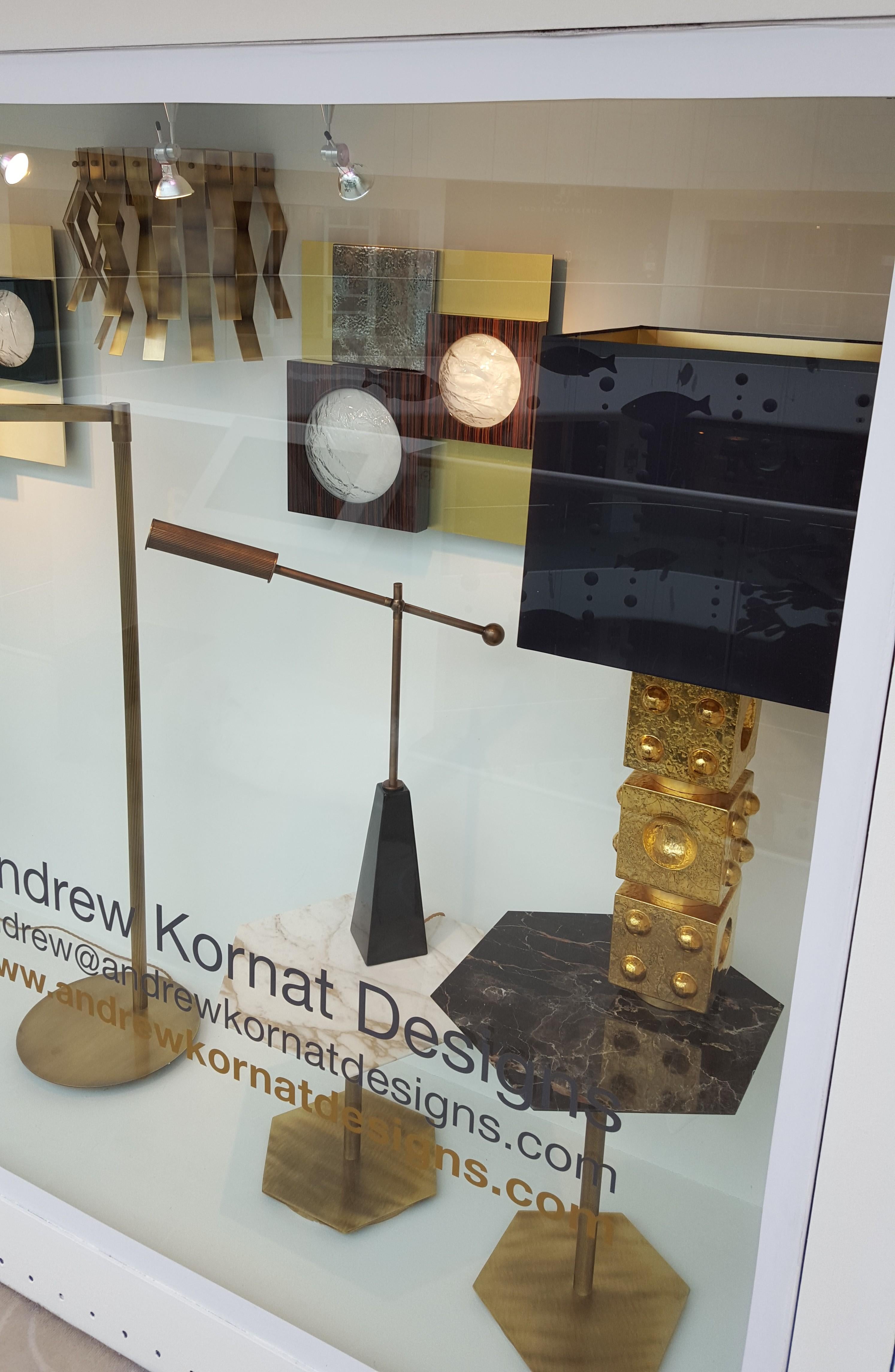 XXI secolo e contemporaneo Lampada da tavolo Adams di Fabioni in smalto oro 24 carati con paralume a cubo in tessuto nero in vendita