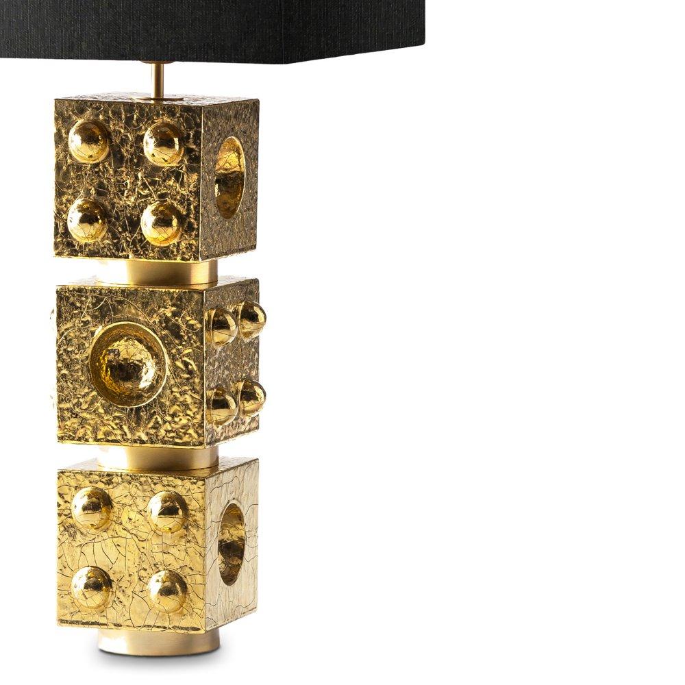 Oro Lampada da tavolo Adams di Fabioni in smalto oro 24 carati con paralume a cubo in tessuto nero in vendita