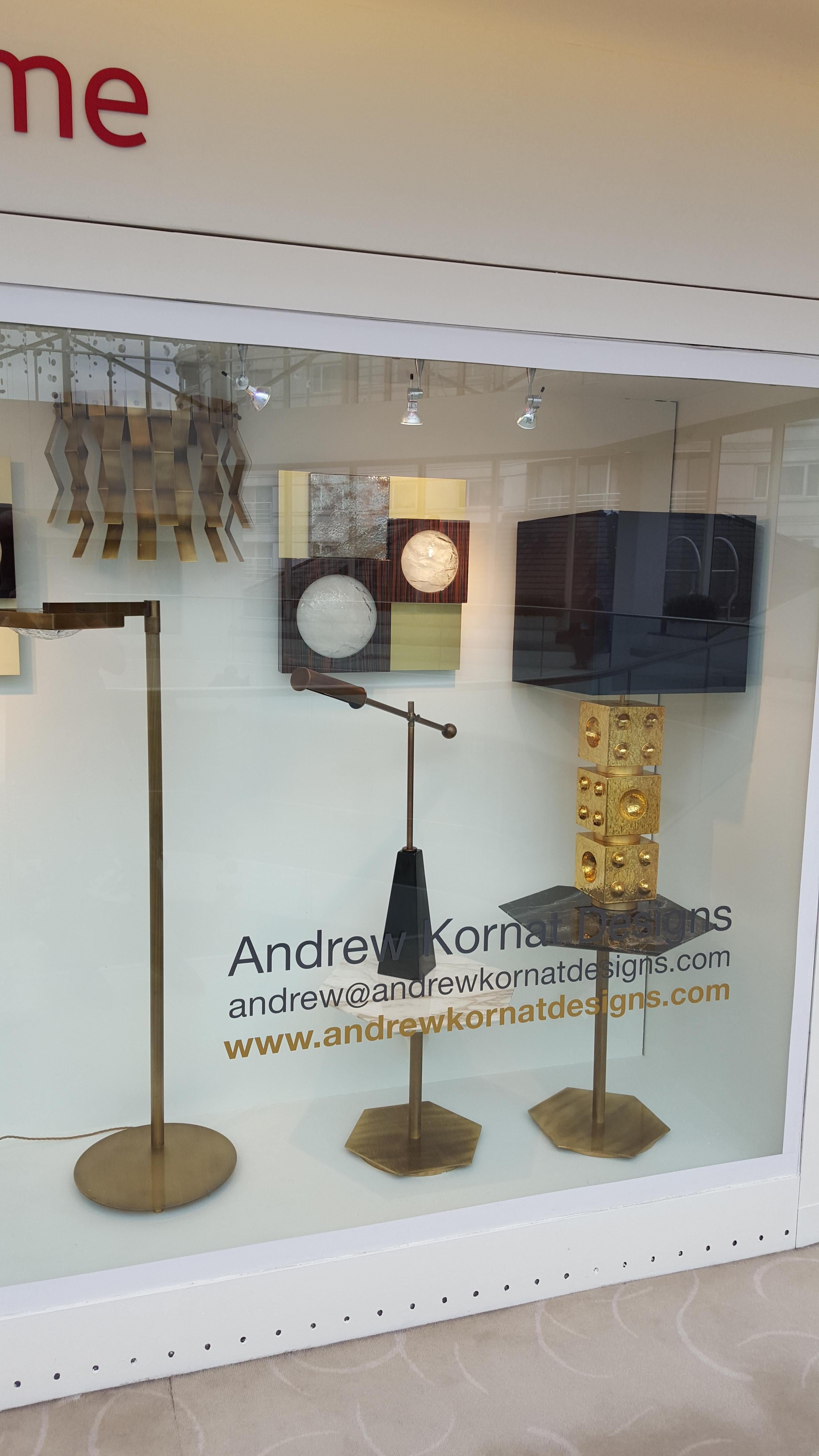 Lampada da tavolo Adams di Fabioni in smalto oro 24 carati con paralume a cubo in tessuto nero in vendita 1