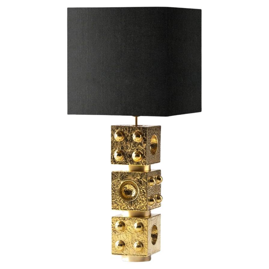 Lampada da tavolo Adams di Fabioni in smalto oro 24 carati con paralume a cubo in tessuto nero
