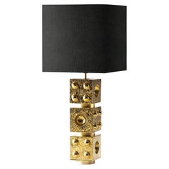 Lampada da tavolo Adams di Fabioni in smalto oro 24 carati con paralume a cubo in tessuto nero