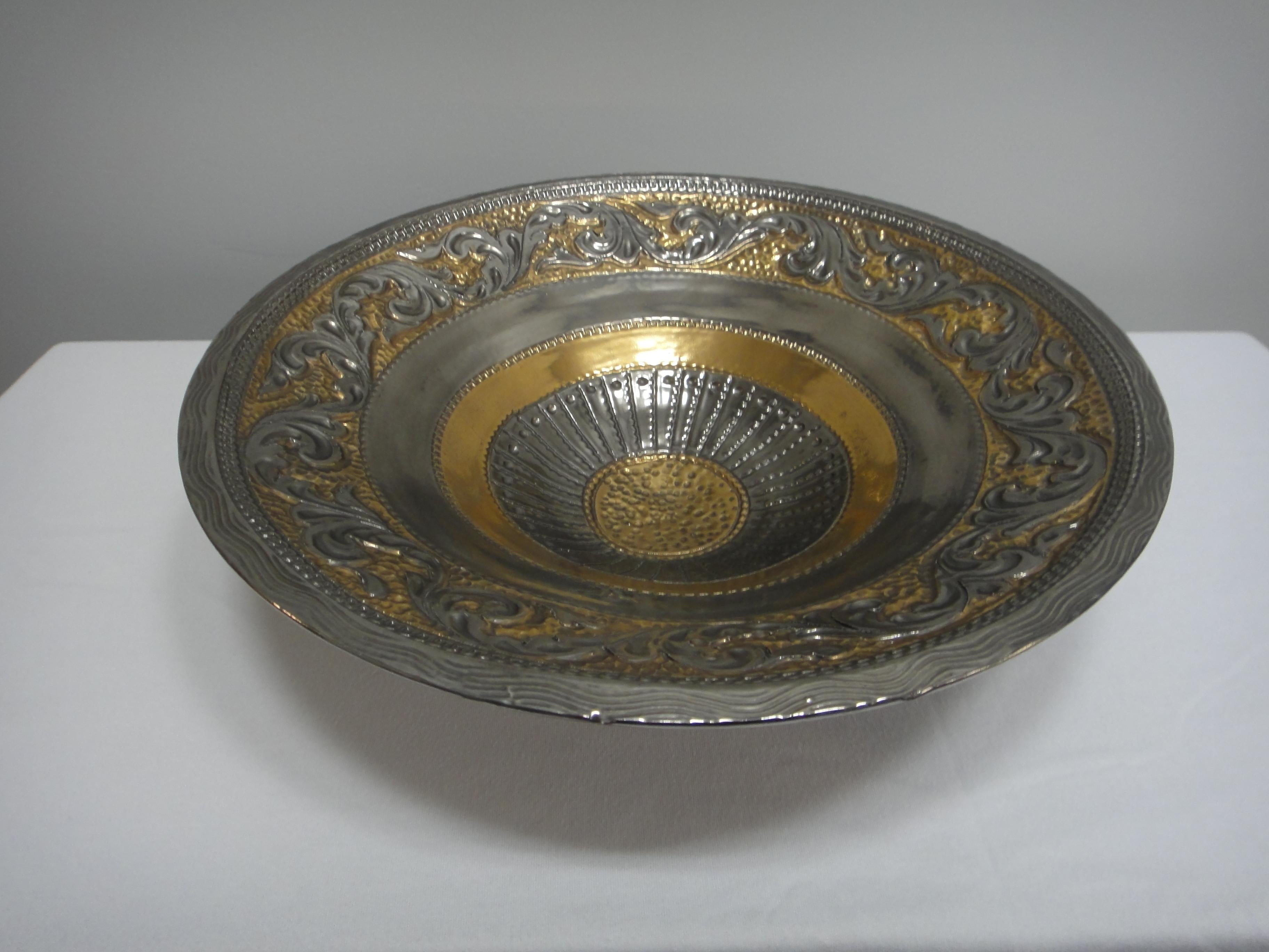 Marioni Neoclassical Style Ceramic Centerpiece Bowl, Italy In Excellent Condition For Sale In Miami, FL