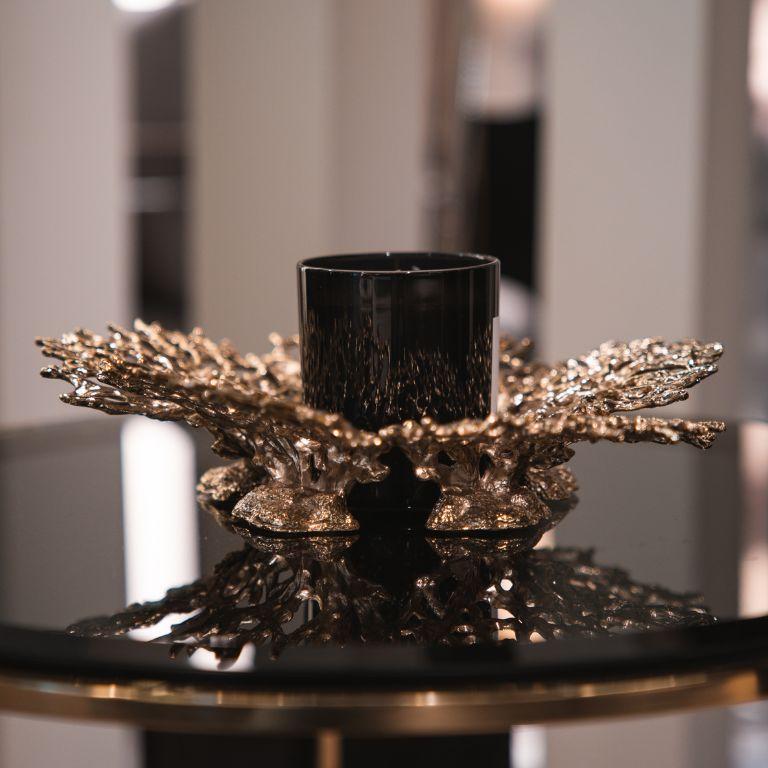 Maris - Kerzenhalter; goldener Kerzenständer mit Accessoire; Kerzensockel aus Messing (Portugiesisch) im Angebot