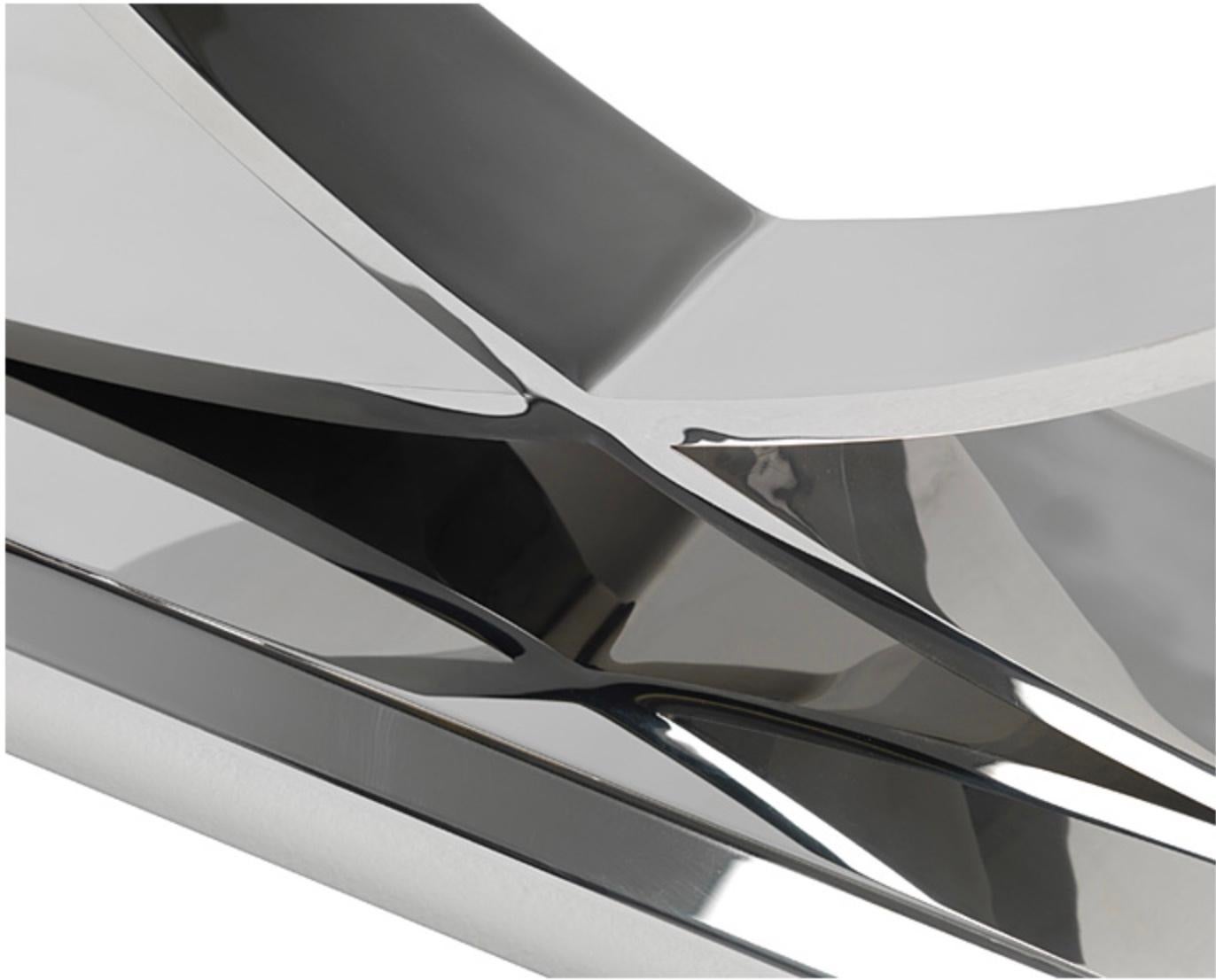 TABLE CONSOLE MARIS
Acier inoxydable poli avec plan en granit Nero Assoluto.
150 x 45 x H85 cm