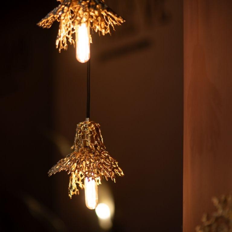 Maris - Elegante lampada a sospensione in ottone lucido con design scultoreo in vendita 2