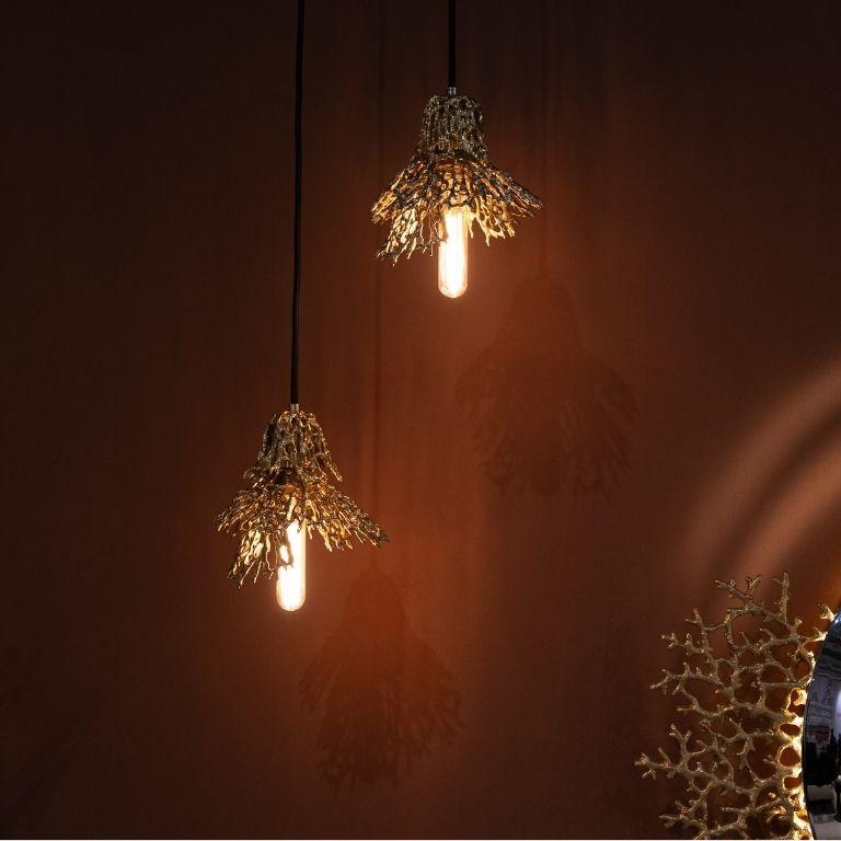 Maris - Elegante lampada a sospensione in ottone lucido con design scultoreo in vendita 3