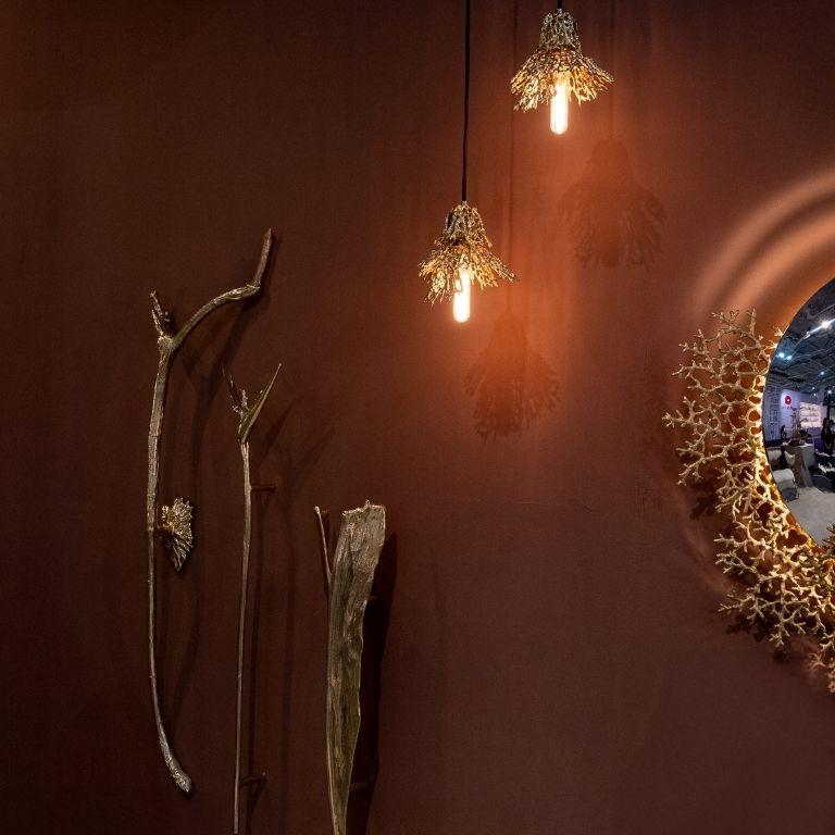 Maris - Elegante lampada a sospensione in ottone lucido con design scultoreo in vendita 4