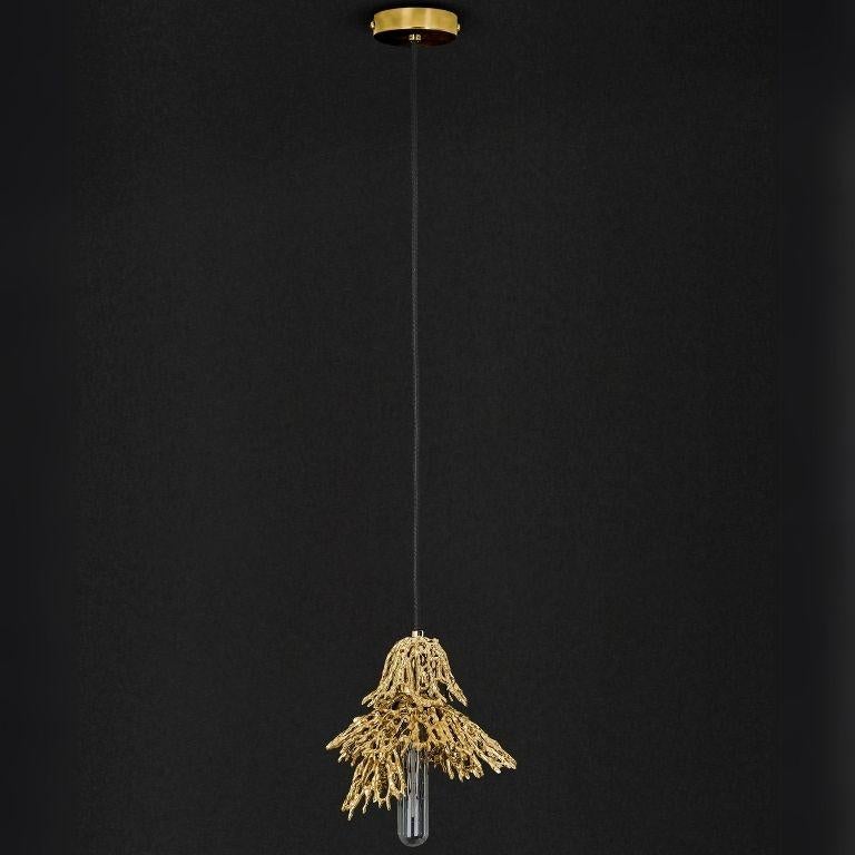 Organico moderno Maris - Elegante lampada a sospensione in ottone lucido con design scultoreo in vendita