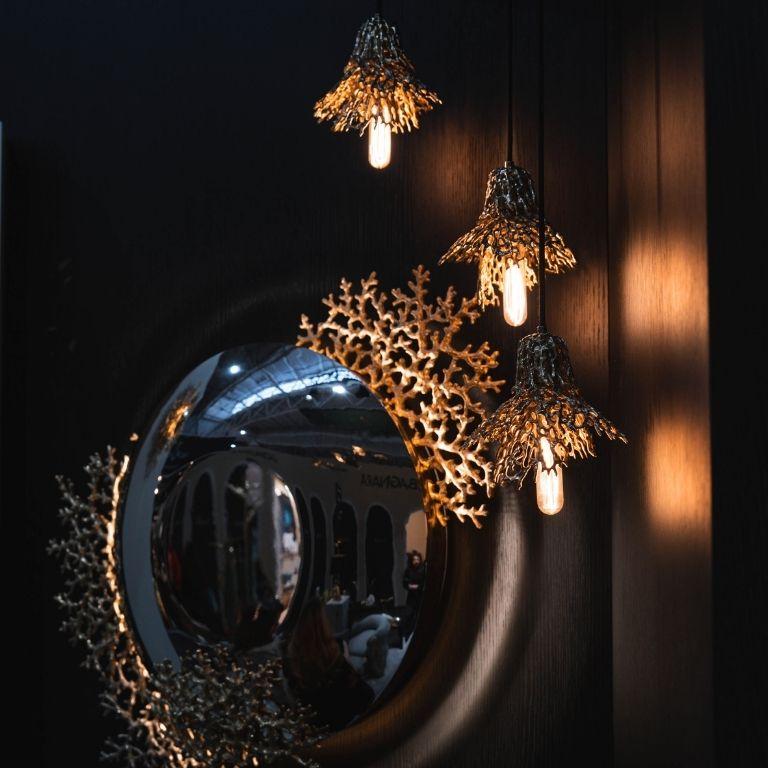 Fatto a mano Maris - Elegante lampada a sospensione in ottone lucido con design scultoreo in vendita