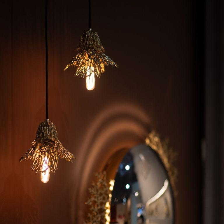 Maris - Elegante lampada a sospensione in ottone lucido con design scultoreo in vendita 1