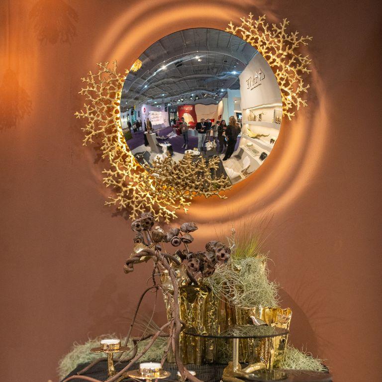 Organique Miroir LED en laiton Maris - Luxueuse touche d'or avec Elegance lumineuse en vente