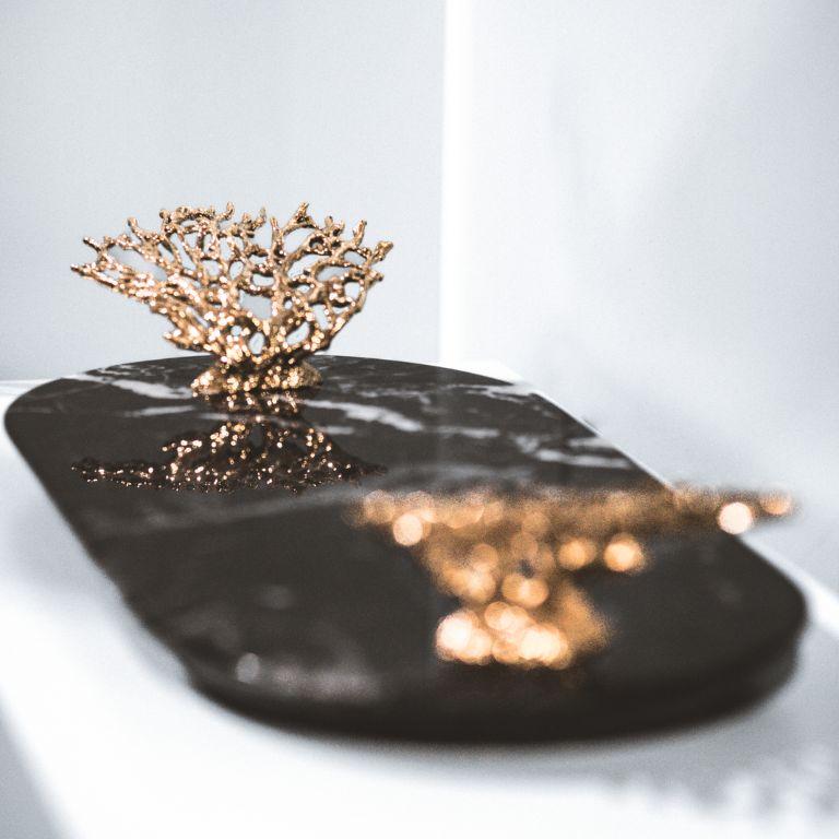 Maris Nero Marquina Marble Tray – Luxe Gold Accents & Organic Elegance In New Condition For Sale In Porto, PT