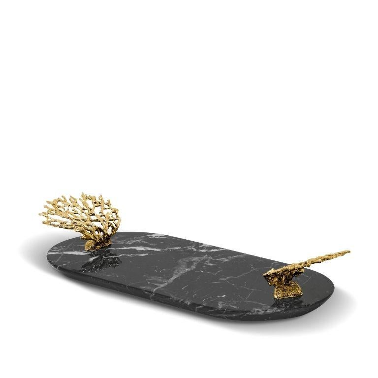 Das Maris Tablett ist eine skulpturale Interpretation der rhythmischen Schönheit des Ozeans und fängt mit seinem von Korallen inspirierten Design die dynamische Essenz des Meereslebens ein. Aus Nero Marquina-Marmor gefertigt und mit polierten