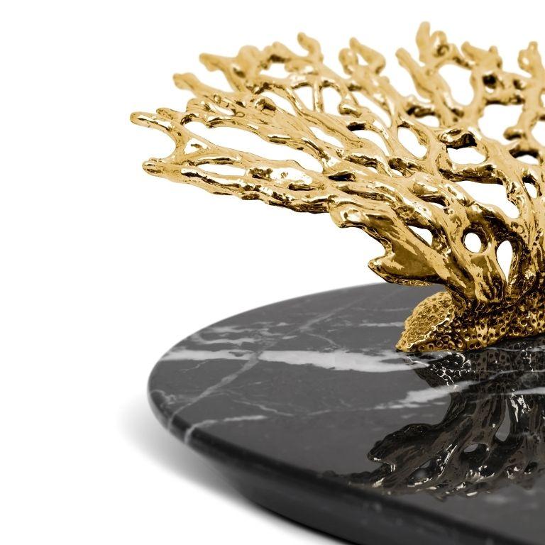 Maris - Nero Marquina Marmortablett mit Goldakzenten und organischer Eleganz (Organische Moderne) im Angebot
