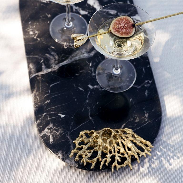 Maris - Nero Marquina Marmortablett mit Goldakzenten und organischer Eleganz (Handgefertigt) im Angebot