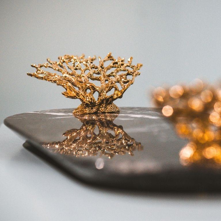 Maris - Nero Marquina Marmortablett mit Goldakzenten und organischer Eleganz im Zustand „Neu“ im Angebot in Porto, PT