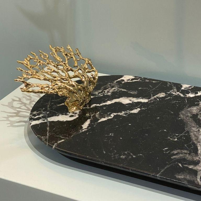 Maris - Nero Marquina Marmortablett mit Goldakzenten und organischer Eleganz (21. Jahrhundert und zeitgenössisch) im Angebot