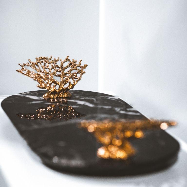 Maris - Nero Marquina Marmortablett mit Goldakzenten und organischer Eleganz (Messing) im Angebot