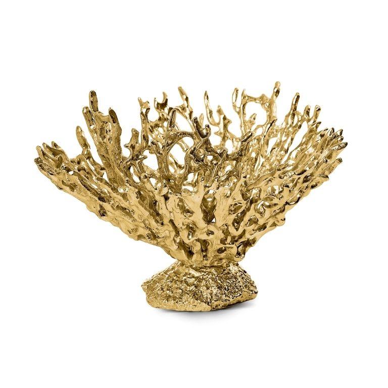 Il Votivo Maris è uno squisito accento decorativo che trasforma qualsiasi spazio, con o senza candela accesa. Realizzato in ottone lucido, questo portacandele si ispira alle intricate forme organiche del corallo dell'oceano. Il suo design a pizzo e