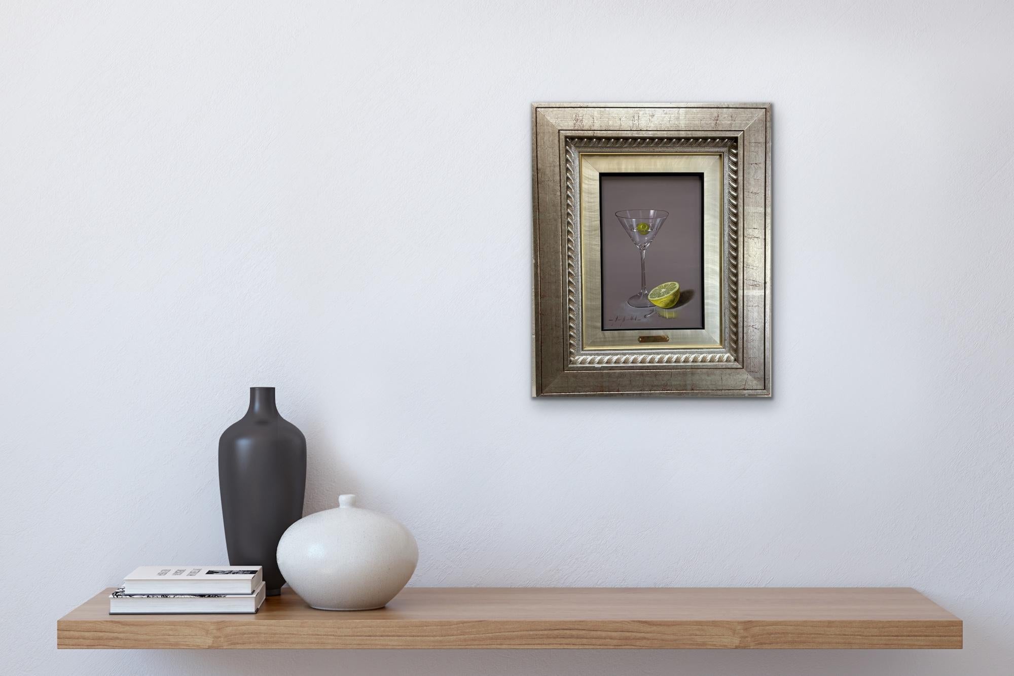 MARISA MALLOL Nature morte Verre à Martini Olive Citron vert ARTISTE FEMELLE ESPAGNOLE Réalisme - Gris Still-Life Painting par Marisa Mallol