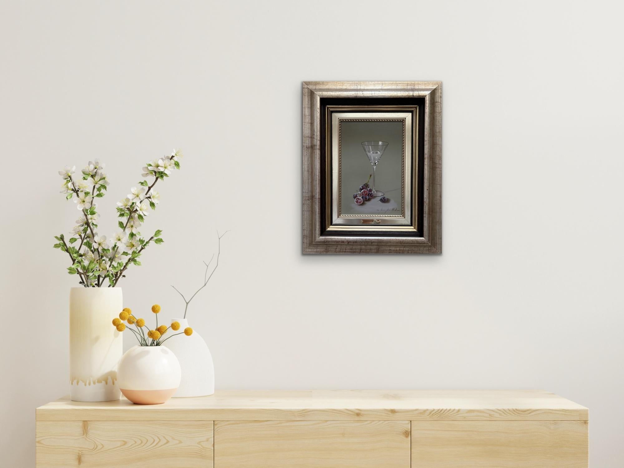 MARISA MALLOL Nature morte Verre à Martini Raisins FEMME ARTISTE ESPAGNOLE peinture à l'huile - Réalisme Painting par Marisa Mallol