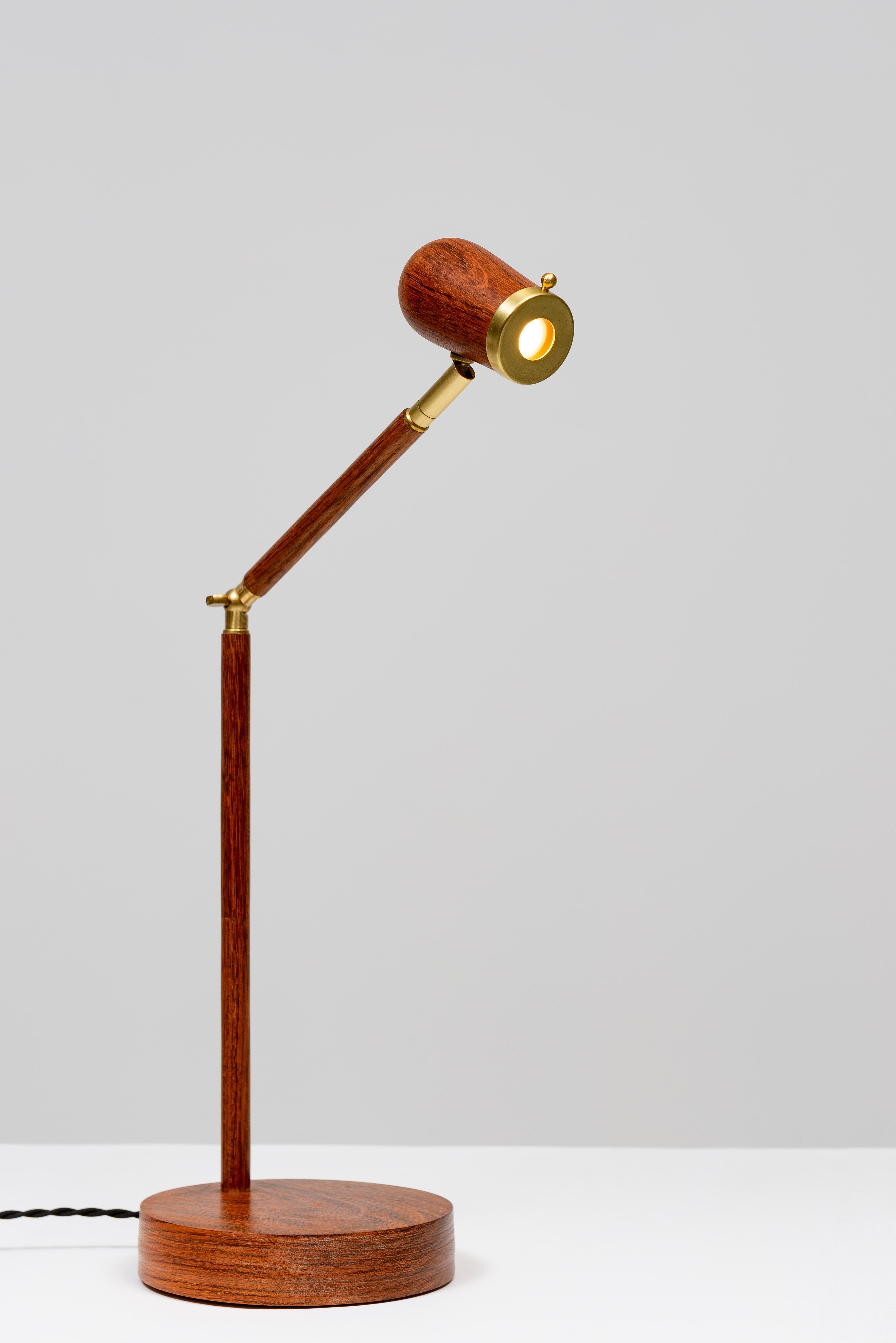 Brésilien Lampe de table Marisco - Éclairage en bois artisanal en vente