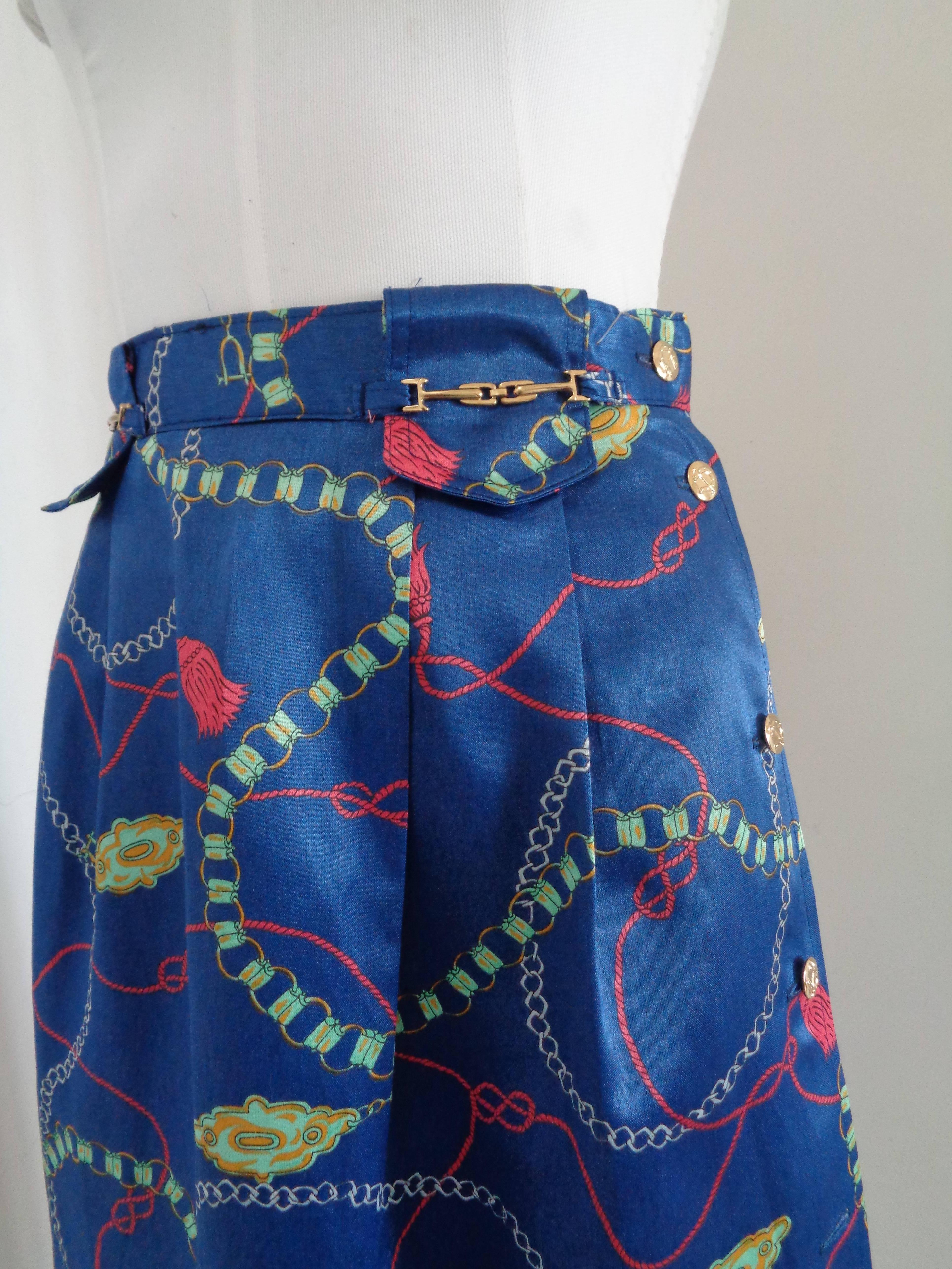 Marisel Ama Deus Blu multi Vintage Skirt

With gold tone hardware

totally made in italy in italian size range 44

Composition: Cotton
Lining Acetate, viscose