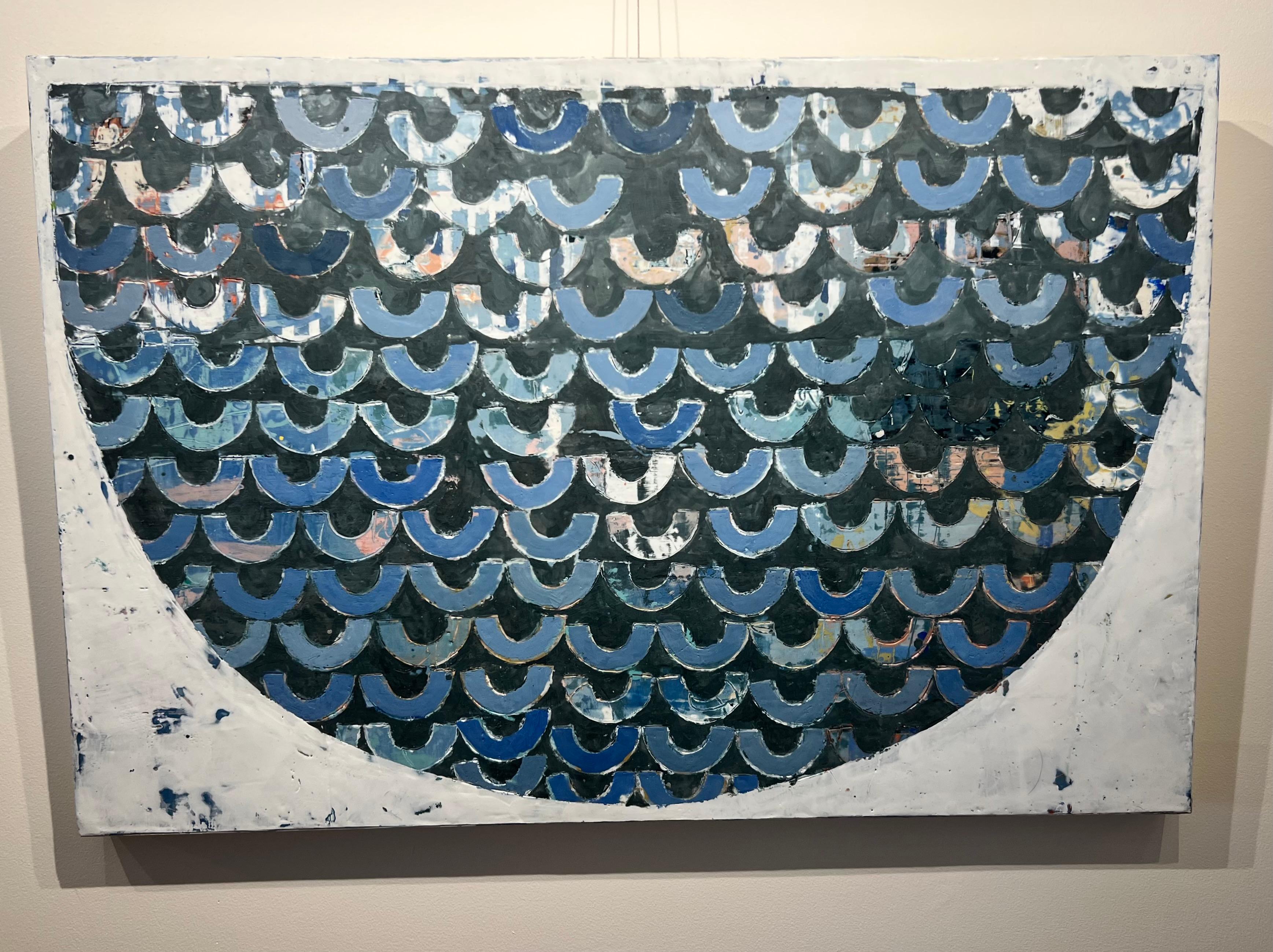 „Held“ Abstraktes Enkaustik-Gemälde mit geschwungenen Formen in Marineblau und Weiß – Painting von Marissa Voytenko
