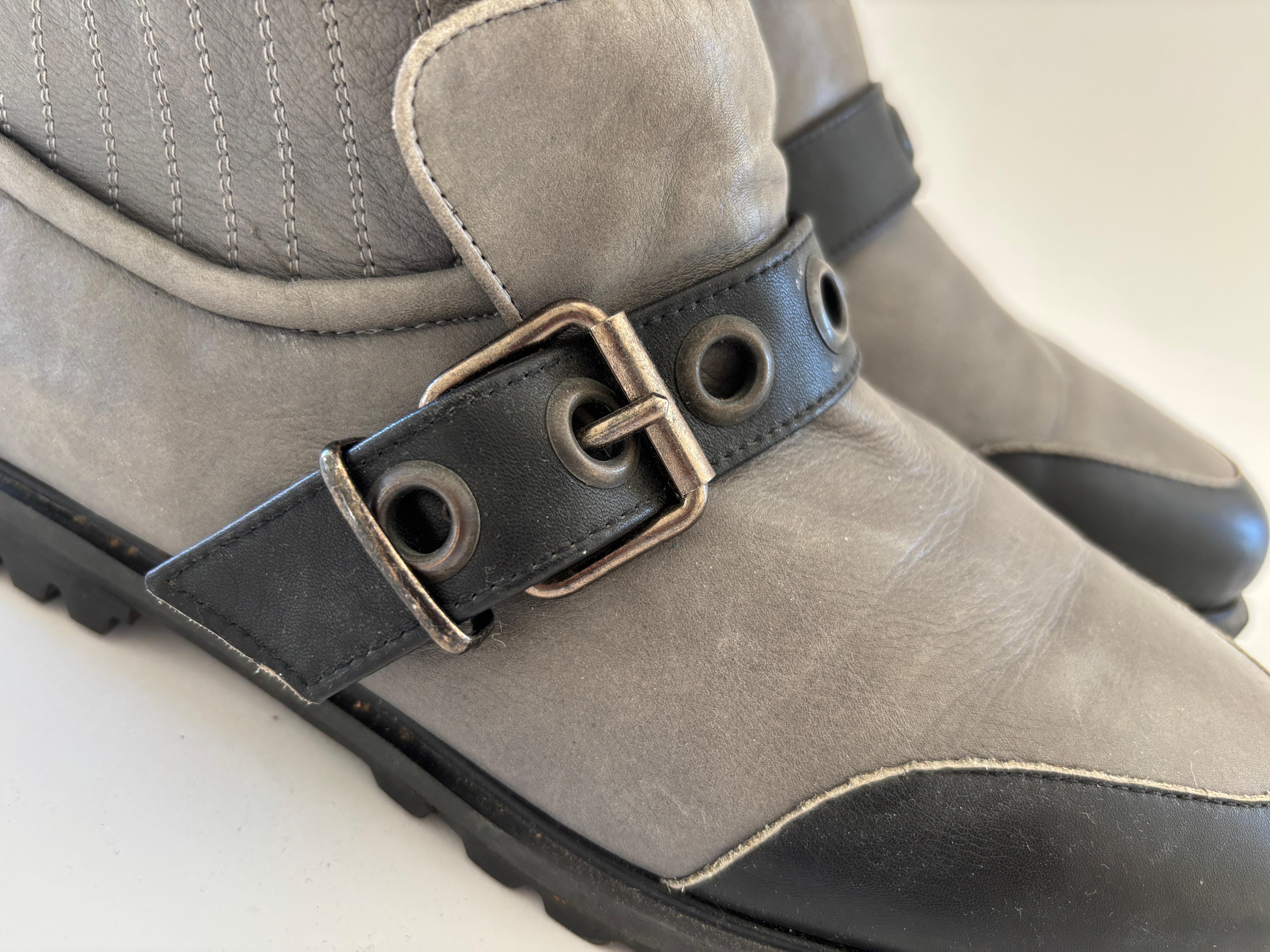 MARITHÉ & FRANÇOIS GIRBAUD et STEPHANE KELIAN Collaboration Bottes en cuir.
MARITHÉ & FRANÇOIS GIRBAUD et STEPHANE KELIAN sont des créateurs français connus pour leur design avant-gardiste à la fin des années 1980.
Ils ont collaboré avec Jean Paul