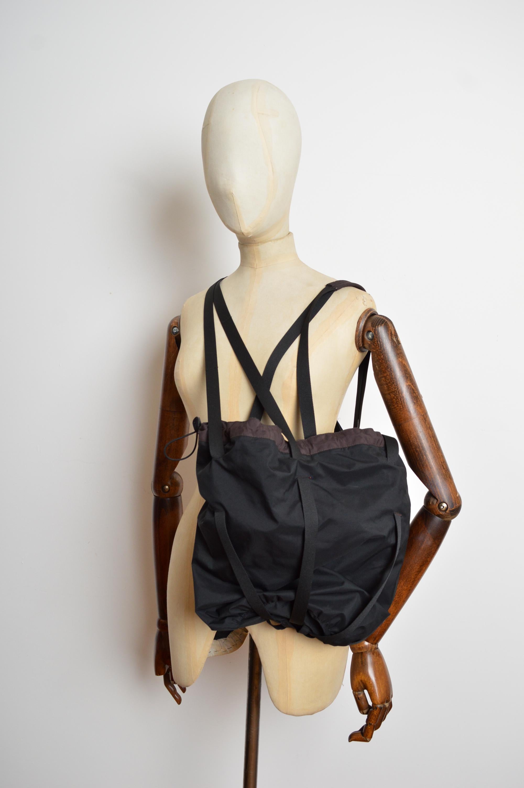 Straordinaria borsa in nylon dal design origami di Marithé François Girbaud che può essere regolata sia nelle dimensioni che nella forma. Il nome dello stile è 