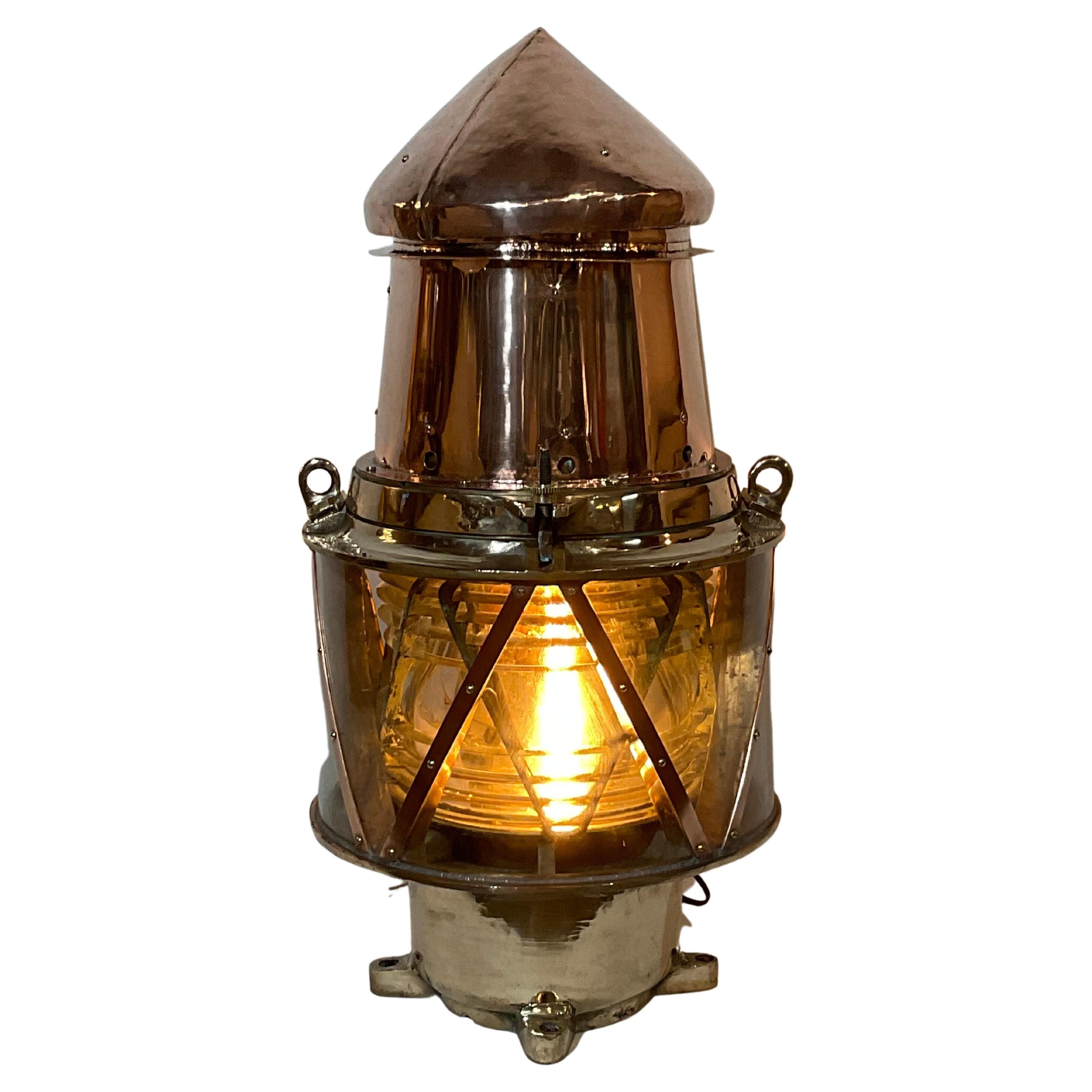 Baliza marítima con lente de Fresnel