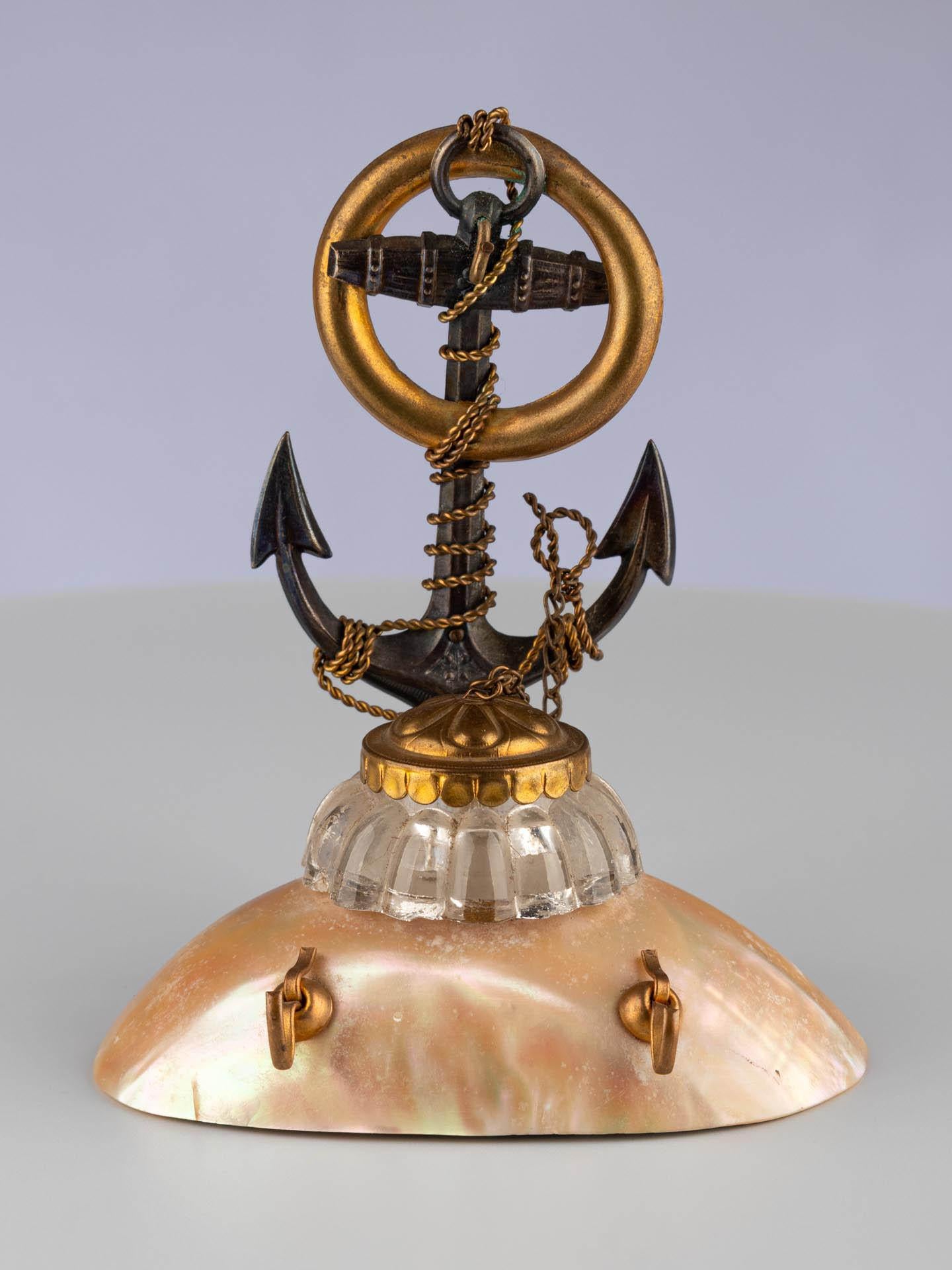 Calamaio marittimo con supporto per ancora

Francia, circa 1880

H. H. × L. × P.: 12 × 10 × 8 cm.

Descrizione:
Un raro calamaio a tema marittimo con un importante motivo scultoreo di un'ancora. L'ancora in ghisa scurita è intrecciata con una corda