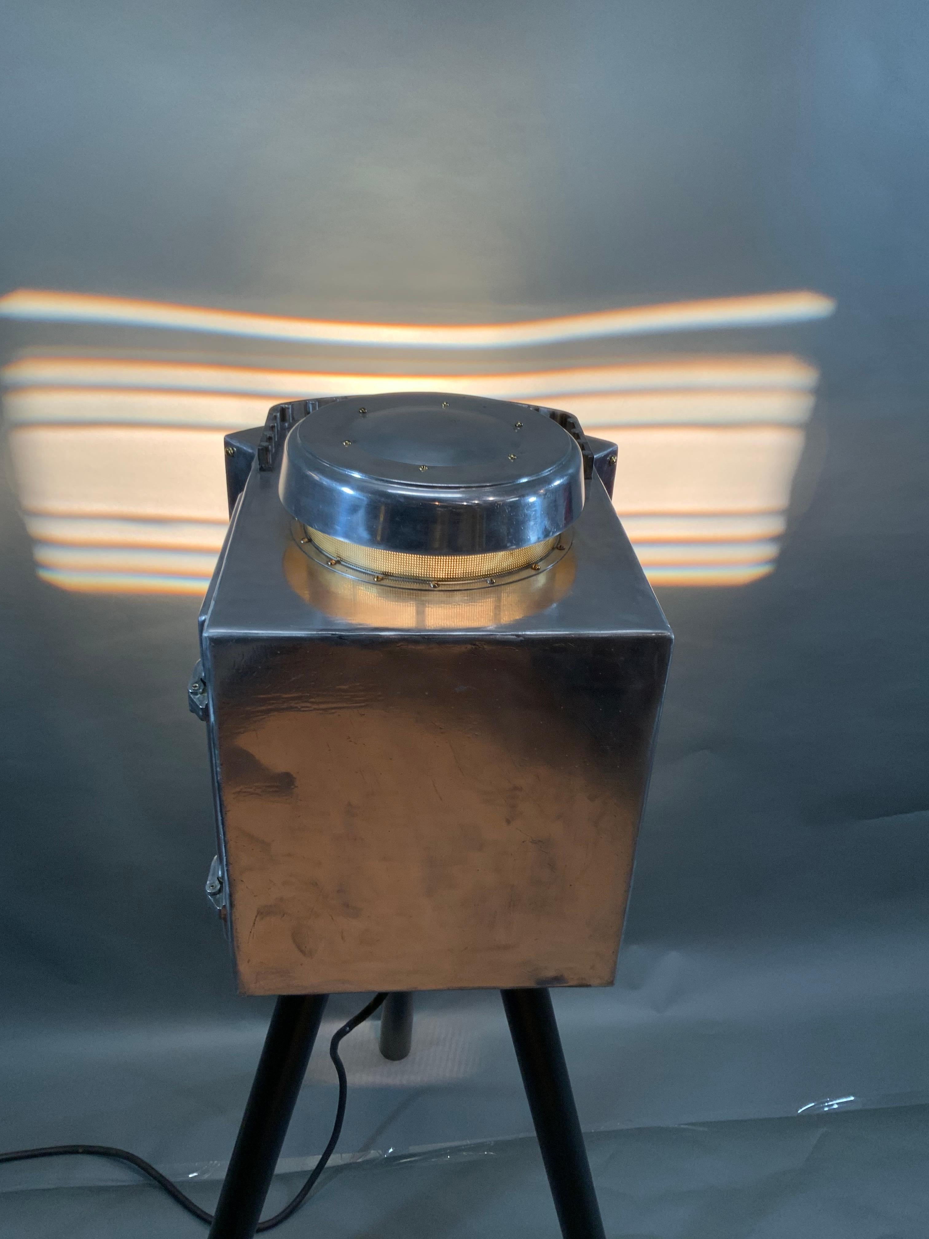 Lampe de signalisation maritime avec corps en aluminium poli sur trois pieds en vente 7