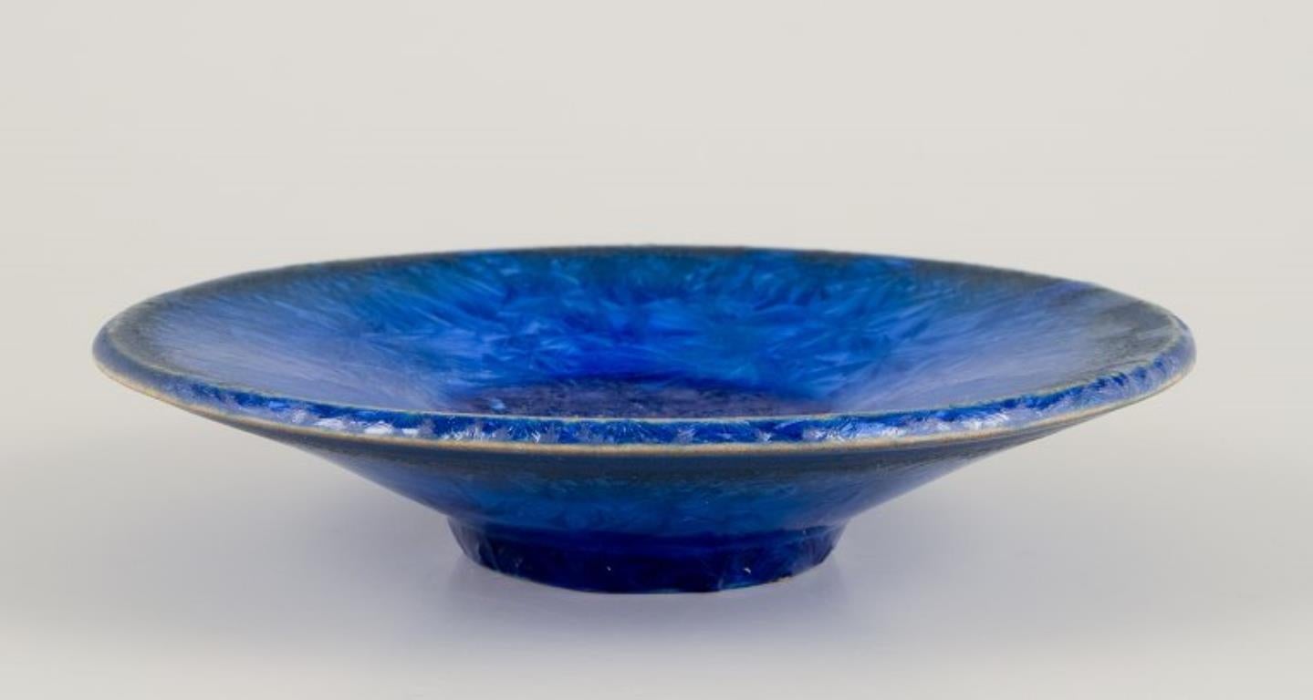 Marius Bessone per Vallauris. Unica ciotola in ceramica con smalto cristallino.
Smalto nelle tonalità del blu e del verde.
Decorazione incisa.
Circa 1980.
Timbrato.
Condizioni perfette.
Dimensioni: D 13,5 cm x H 3,0 cm.