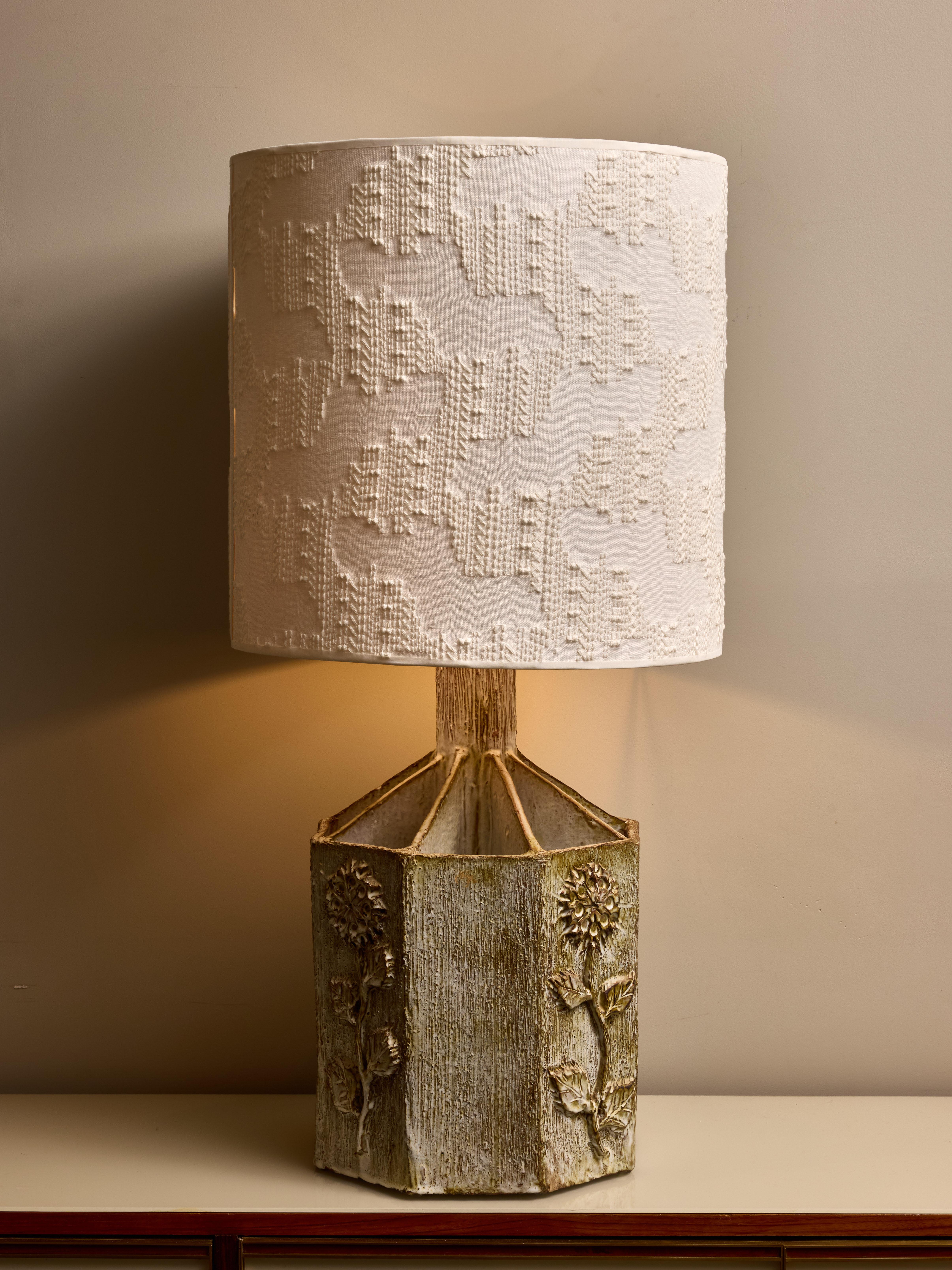 An octagonal large table lamp crafted from glazed ceramic by Marius Bessonne, produced in Vallauris during the 1960s. Each alternate panel showcases a charming floral design.

Dimensions with the shade: ø45 H93cm

MARIUS BESSONE - Born in