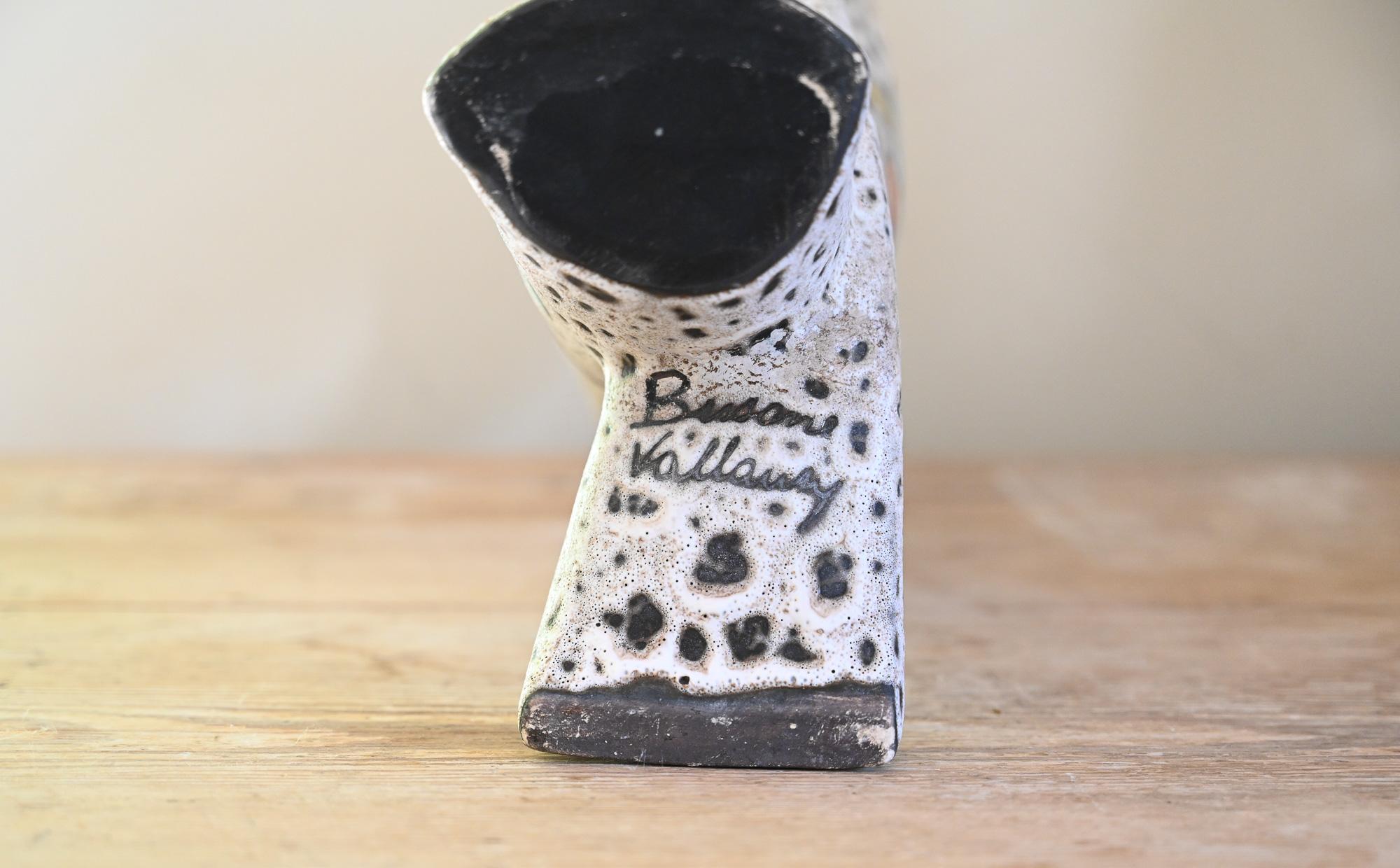 Vaso scultoreo in ceramica Marius Bessone - Vallauris, anni '50 circa
Un sorprendente vaso in ceramica d'arte francese della metà del secolo scorso, opera del famoso ceramista di Vallauris Marius Bessone.
Questa forma unica, costruita a mano, si