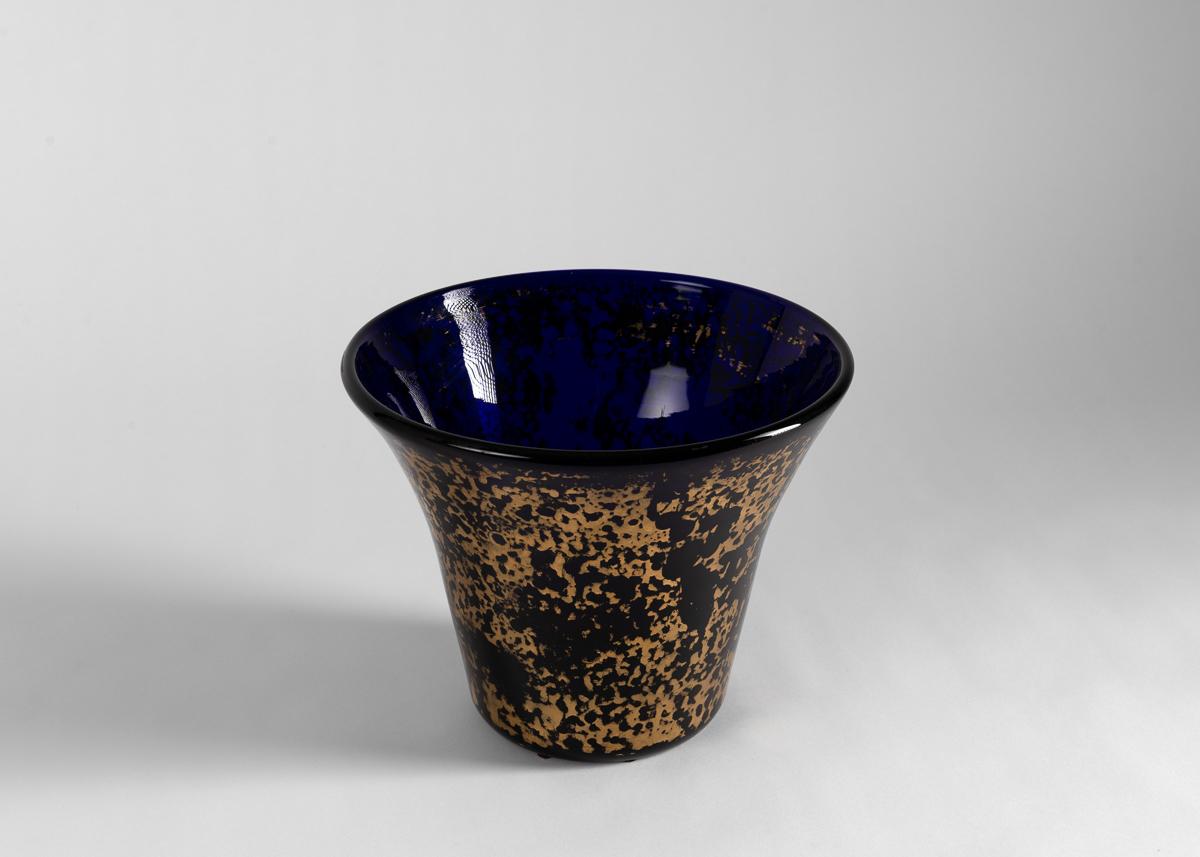 Diese wunderschöne kobaltblaue Vase im Art-déco-Stil läuft zum Rand hin aus und glänzt mit einer goldfarbenen Oberfläche.