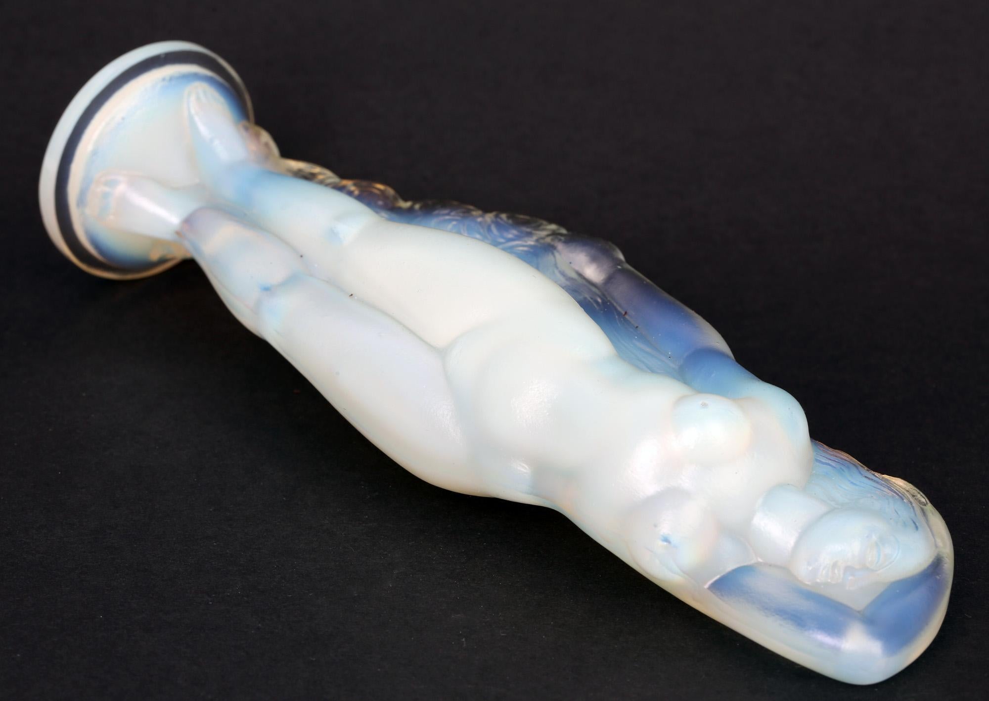 Figura francesa Art Decó de cristal opalescente, de calidad excepcional, de un desnudo de pie, obra de Marius-Ernest Sabino (1878-1961) y fechada hacia 1931. Nacido en Sicilia, Sabino se trasladó a Francia de joven y más tarde fundó la empresa