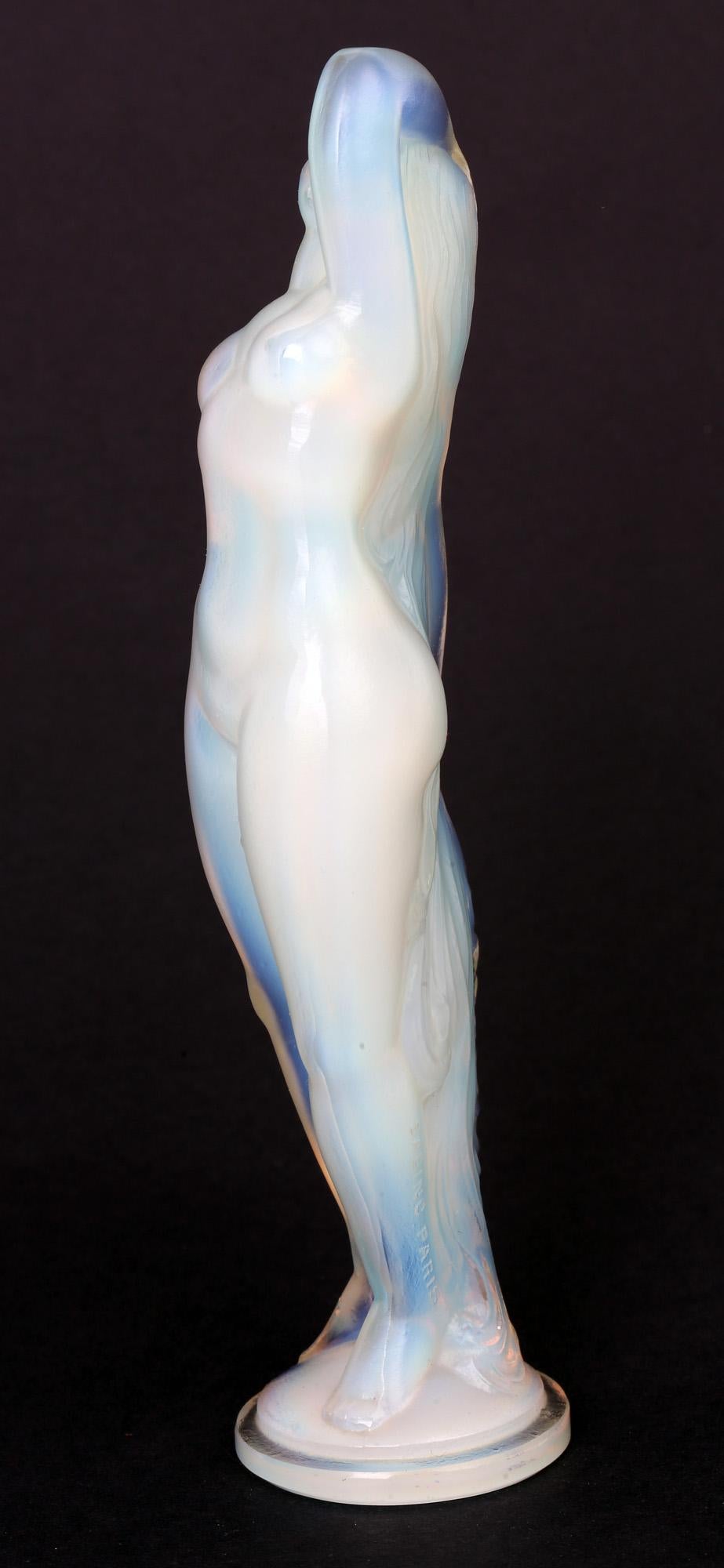 Français Figure nue en verre opalescent Art Déco français Marius Ernest Sabino en vente