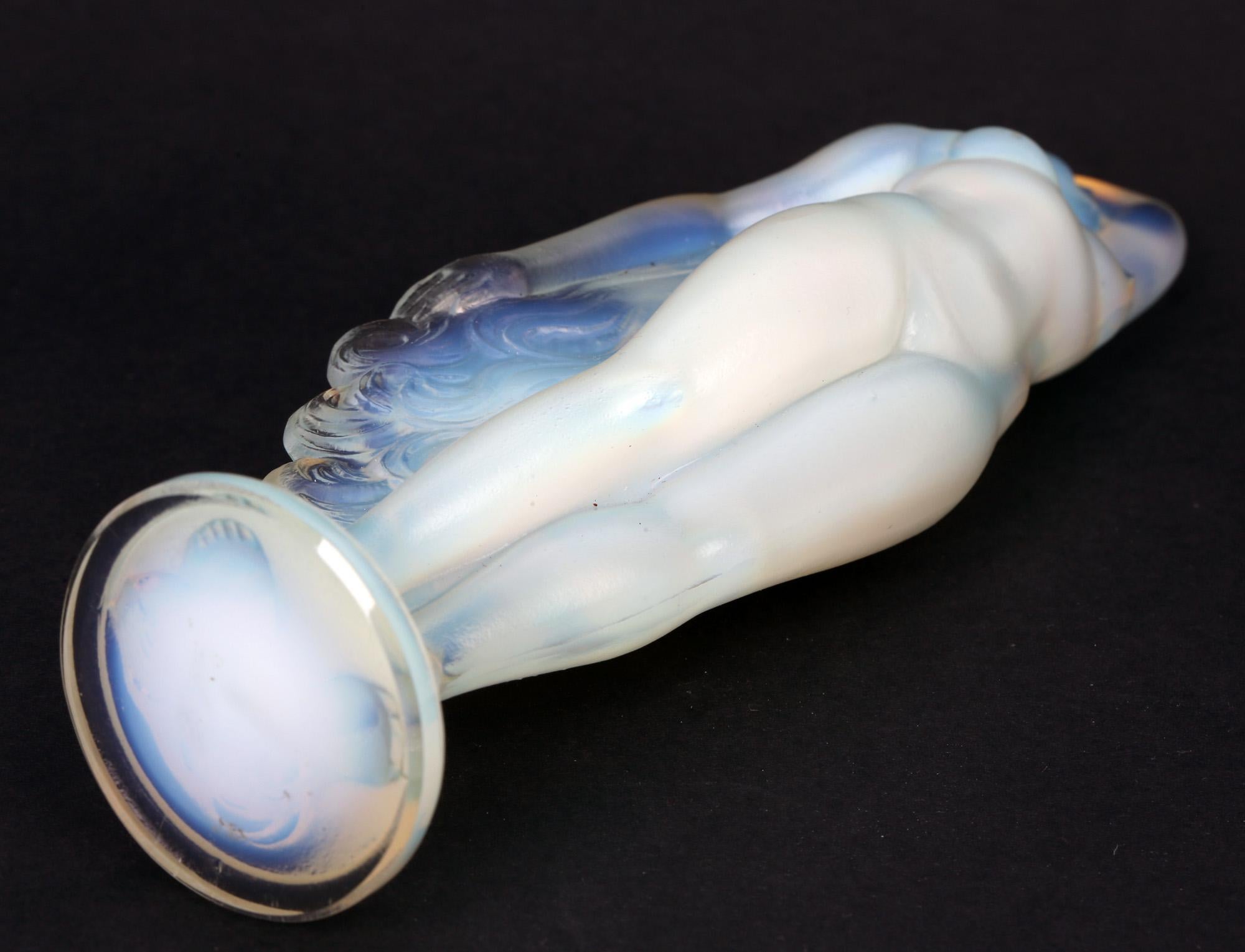 Moulé Figure nue en verre opalescent Art Déco français Marius Ernest Sabino en vente